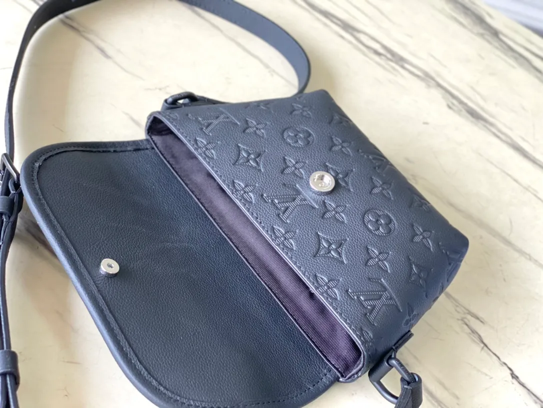 💰840 (top-grain leather) top original order M12636 This Pulse mini handbag is made of Monogram Eclipse LTJM coated canvas, which conveys modern style with simple lines and sporty elements. Its compact construction houses the main compartment and a zipped pocket on the flap with a corded zipper pull. Dimensions: 22.5 × 16 × 5 cm