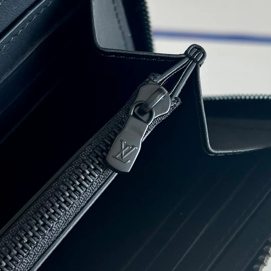 Factory price 440 Top original order M80333 As one of Louis Vuitton's representative works, this Zippy zipper wallet is made of Monogram canvas and is practical. It contains spacious compartments, a zippered coin pocket and multiple credit card slots. Named for its secure wraparound zipper, the wallet is lined with grained leather. Fully functional, it can also be used as a clutch. 19.5 x 10.5 x 2.5 cm (length x height x width)