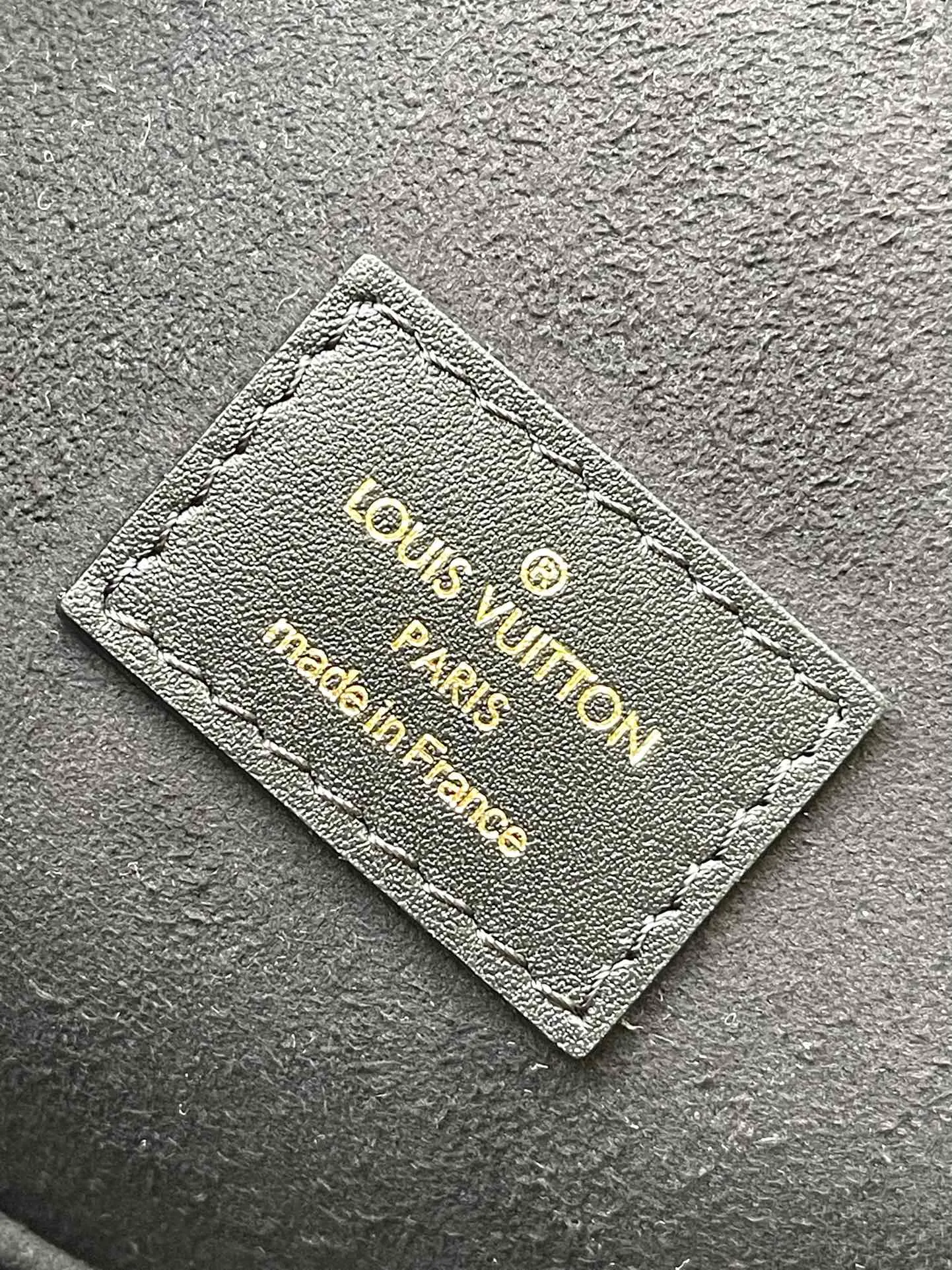 💰1140 (top layer leather) top original order M45205 black. Support counter inspection. The photo taken of duty-free goods is consistent with the product without unpacking. This product is an exclusive duty-free product in the market and is the highest-end product. Inspection is supported. This product has passed strict inspection and is flawless. Please wear gloves when touching the product. This product is not returnable or exchangeable. Please confirm the product first and then remove the label on the handle. This product is temporarily not open to the public, only regular customers, and is in short supply. Dimensions: 27.5 x 33 x 14 cm