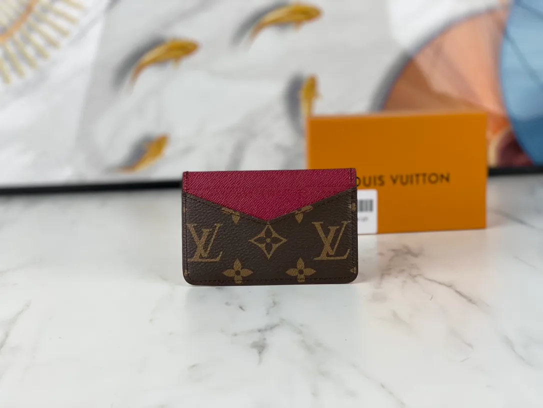 💰90💰M60166👏👏The Neo card holder made of Monogram Macassar canvas is the first choice for carrying important cards. Cowhide leather trim makes the classic Louis Vuitton pattern even more eye-catching. Dimensions: 11.0 x 7.0 x 0.6 cm