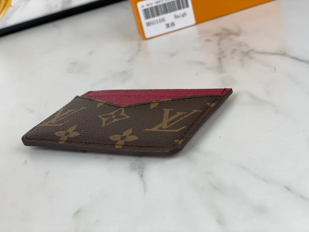 💰90💰M60166👏👏The Neo card holder made of Monogram Macassar canvas is the first choice for carrying important cards. Cowhide leather trim makes the classic Louis Vuitton pattern even more eye-catching. Dimensions: 11.0 x 7.0 x 0.6 cm