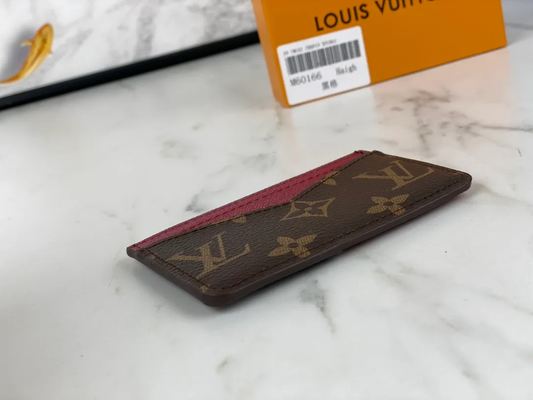 💰90💰M60166👏👏The Neo card holder made of Monogram Macassar canvas is the first choice for carrying important cards. Cowhide leather trim makes the classic Louis Vuitton pattern even more eye-catching. Dimensions: 11.0 x 7.0 x 0.6 cm
