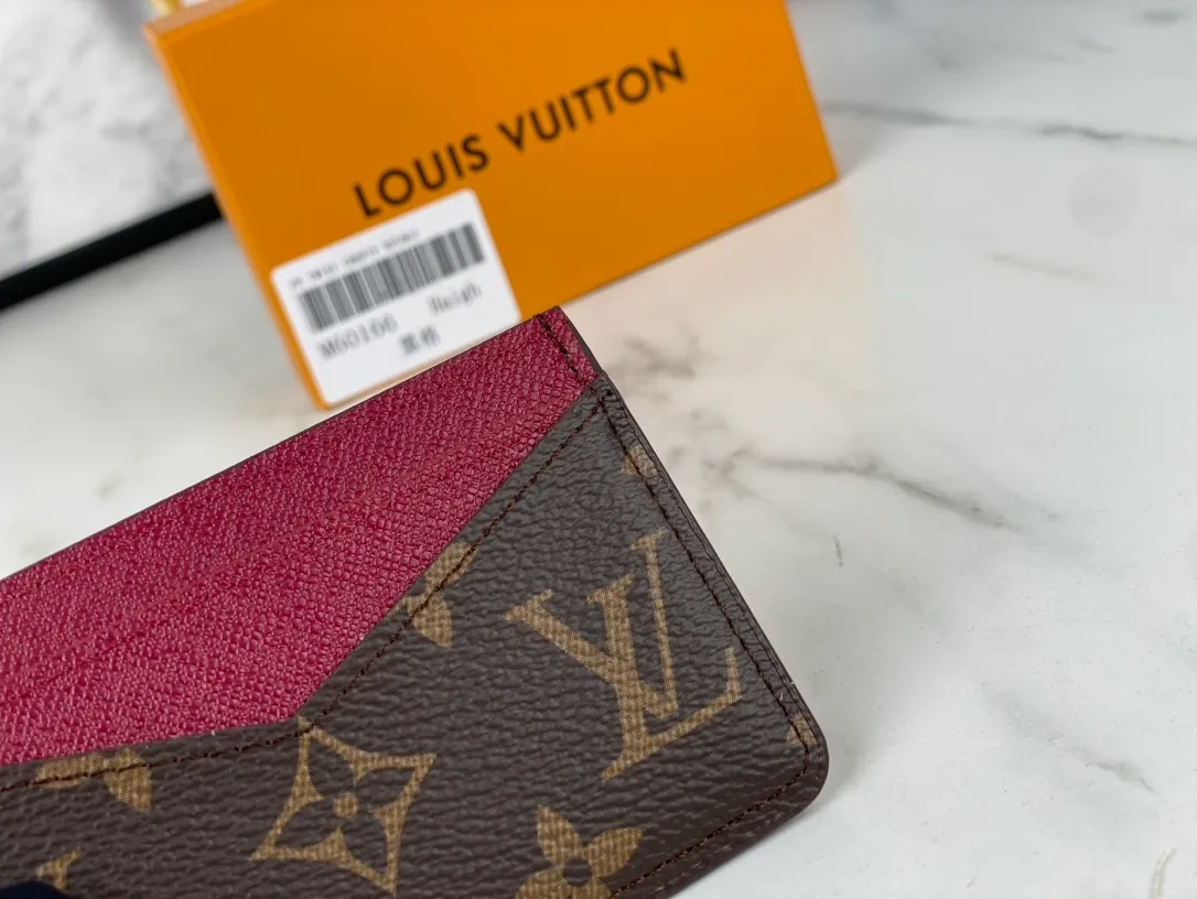 💰90💰M60166👏👏The Neo card holder made of Monogram Macassar canvas is the first choice for carrying important cards. Cowhide leather trim makes the classic Louis Vuitton pattern even more eye-catching. Dimensions: 11.0 x 7.0 x 0.6 cm