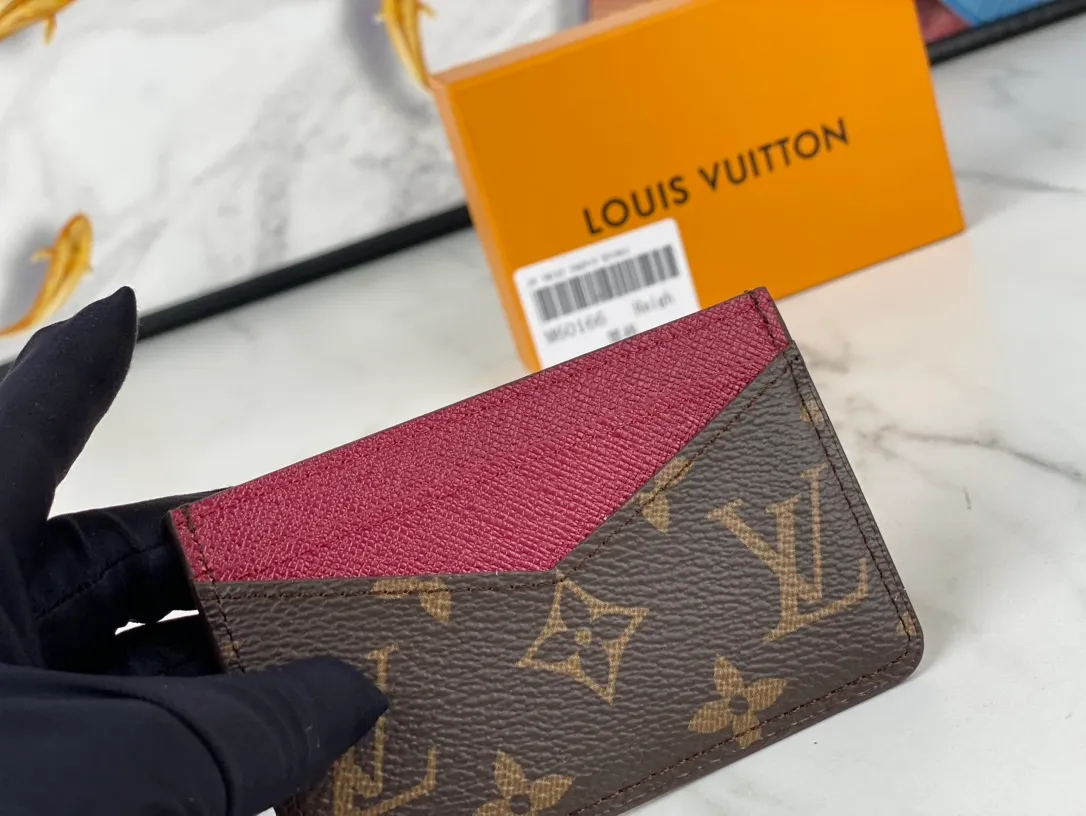 💰90💰M60166👏👏The Neo card holder made of Monogram Macassar canvas is the first choice for carrying important cards. Cowhide leather trim makes the classic Louis Vuitton pattern even more eye-catching. Dimensions: 11.0 x 7.0 x 0.6 cm