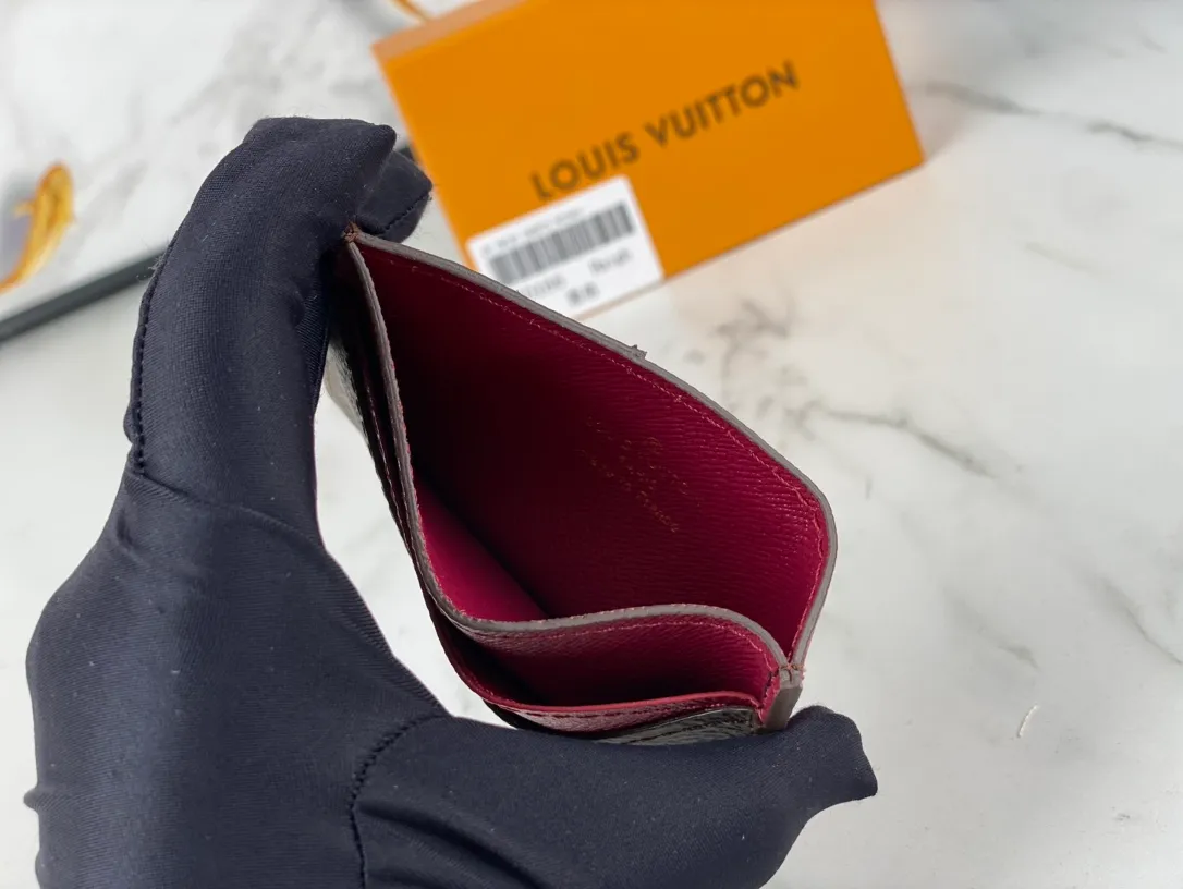 💰90💰M60166👏👏The Neo card holder made of Monogram Macassar canvas is the first choice for carrying important cards. Cowhide leather trim makes the classic Louis Vuitton pattern even more eye-catching. Dimensions: 11.0 x 7.0 x 0.6 cm