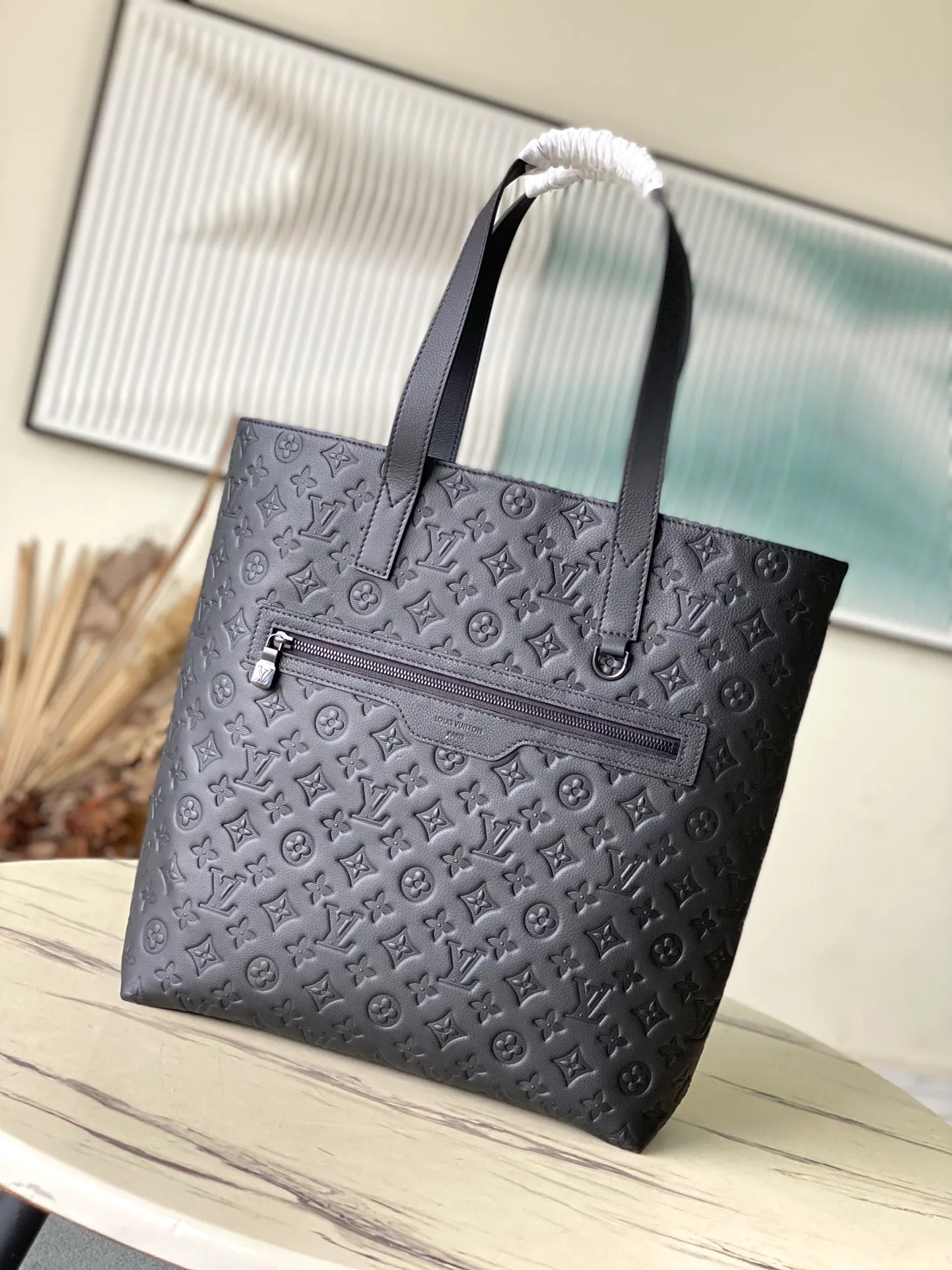 💰1060 (top layer leather) top quality original M24777 full leather. The lightweight structure of this Excursion handbag contains ample space to store laptops, chargers, notepads and other daily needs. The magnetic buckle at the top opens the main compartment, and the zippered outer pocket makes it easy to access frequently used items. It can be carried by hand or on the shoulder. Dimensions: 33 × 37 × 13 cm