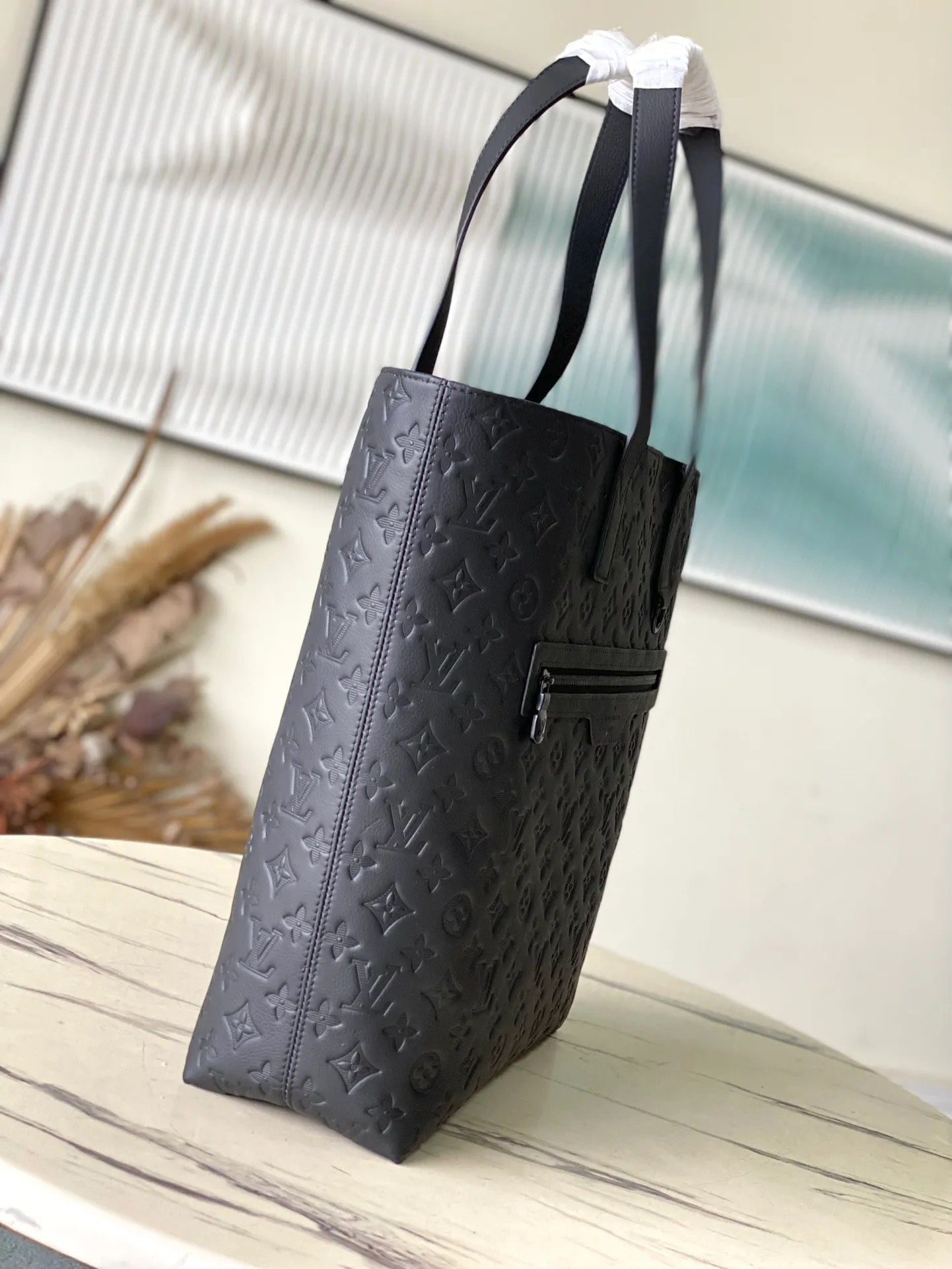 💰1060 (top layer leather) top quality original M24777 full leather. The lightweight structure of this Excursion handbag contains ample space to store laptops, chargers, notepads and other daily needs. The magnetic buckle at the top opens the main compartment, and the zippered outer pocket makes it easy to access frequently used items. It can be carried by hand or on the shoulder. Dimensions: 33 × 37 × 13 cm