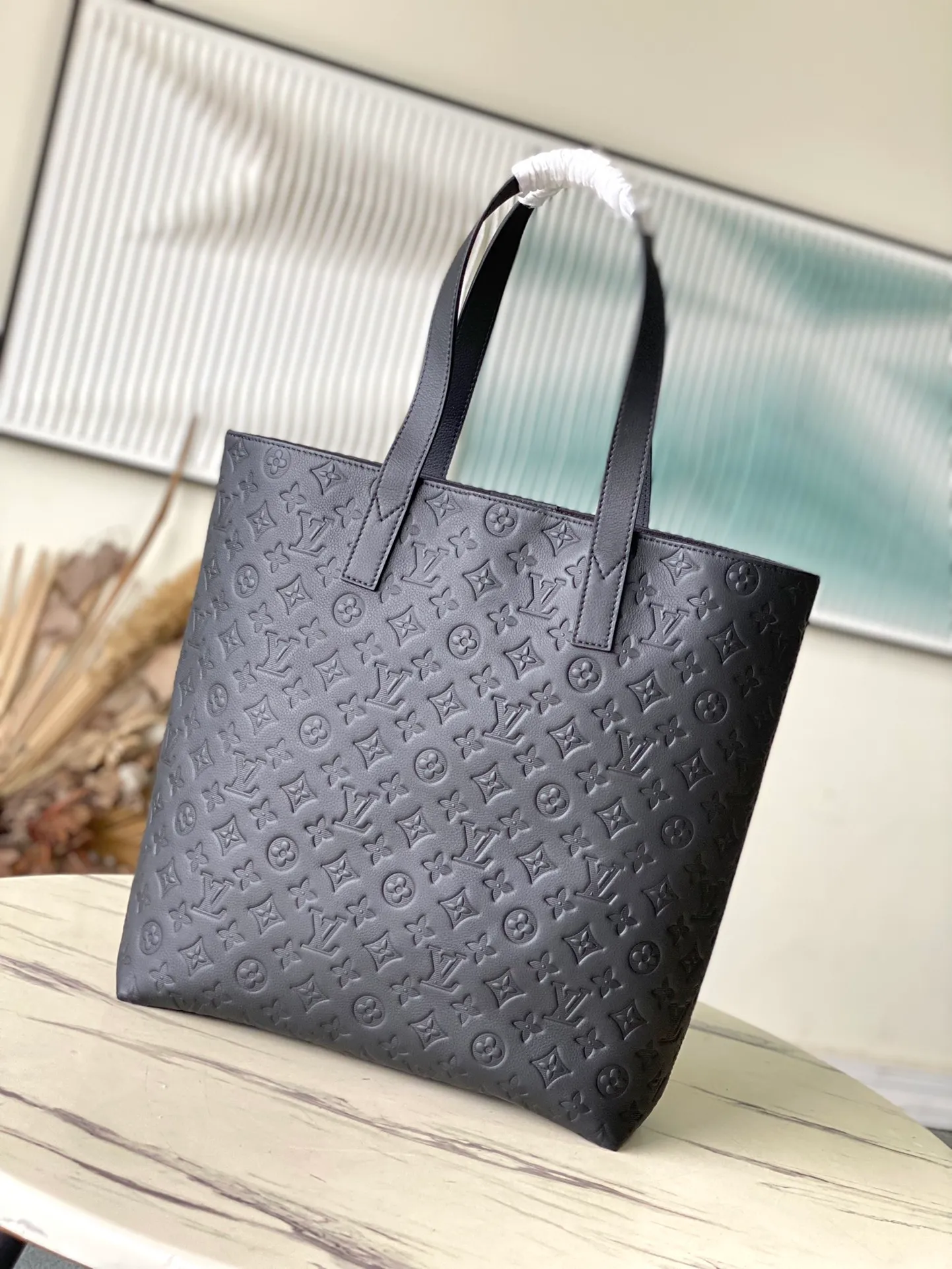💰1060 (top layer leather) top quality original M24777 full leather. The lightweight structure of this Excursion handbag contains ample space to store laptops, chargers, notepads and other daily needs. The magnetic buckle at the top opens the main compartment, and the zippered outer pocket makes it easy to access frequently used items. It can be carried by hand or on the shoulder. Dimensions: 33 × 37 × 13 cm