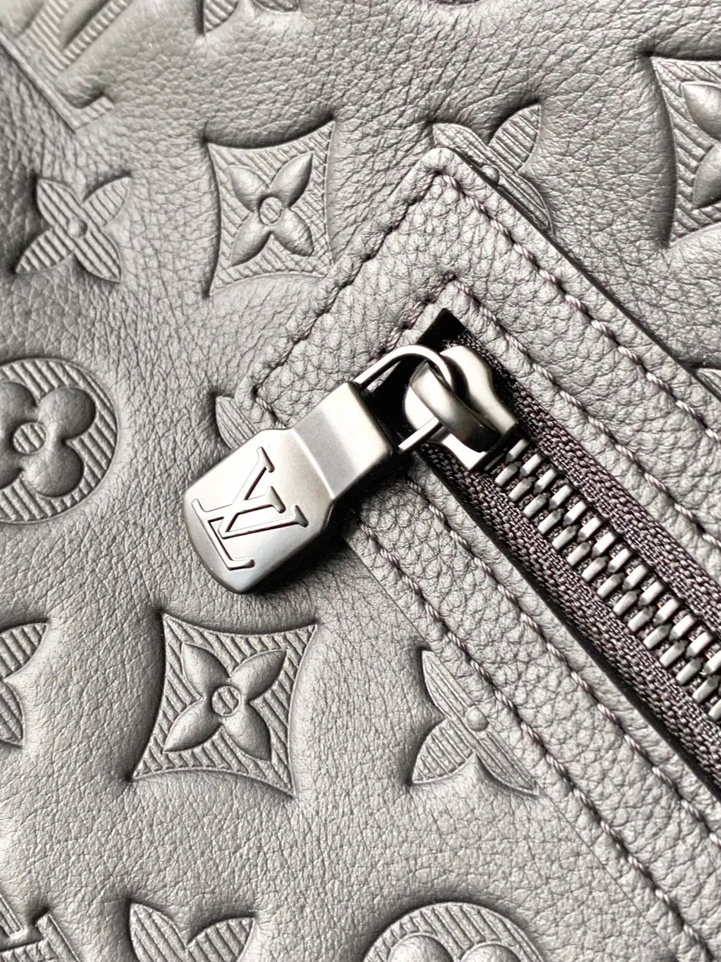 💰1060 (top layer leather) top quality original M24777 full leather. The lightweight structure of this Excursion handbag contains ample space to store laptops, chargers, notepads and other daily needs. The magnetic buckle at the top opens the main compartment, and the zippered outer pocket makes it easy to access frequently used items. It can be carried by hand or on the shoulder. Dimensions: 33 × 37 × 13 cm