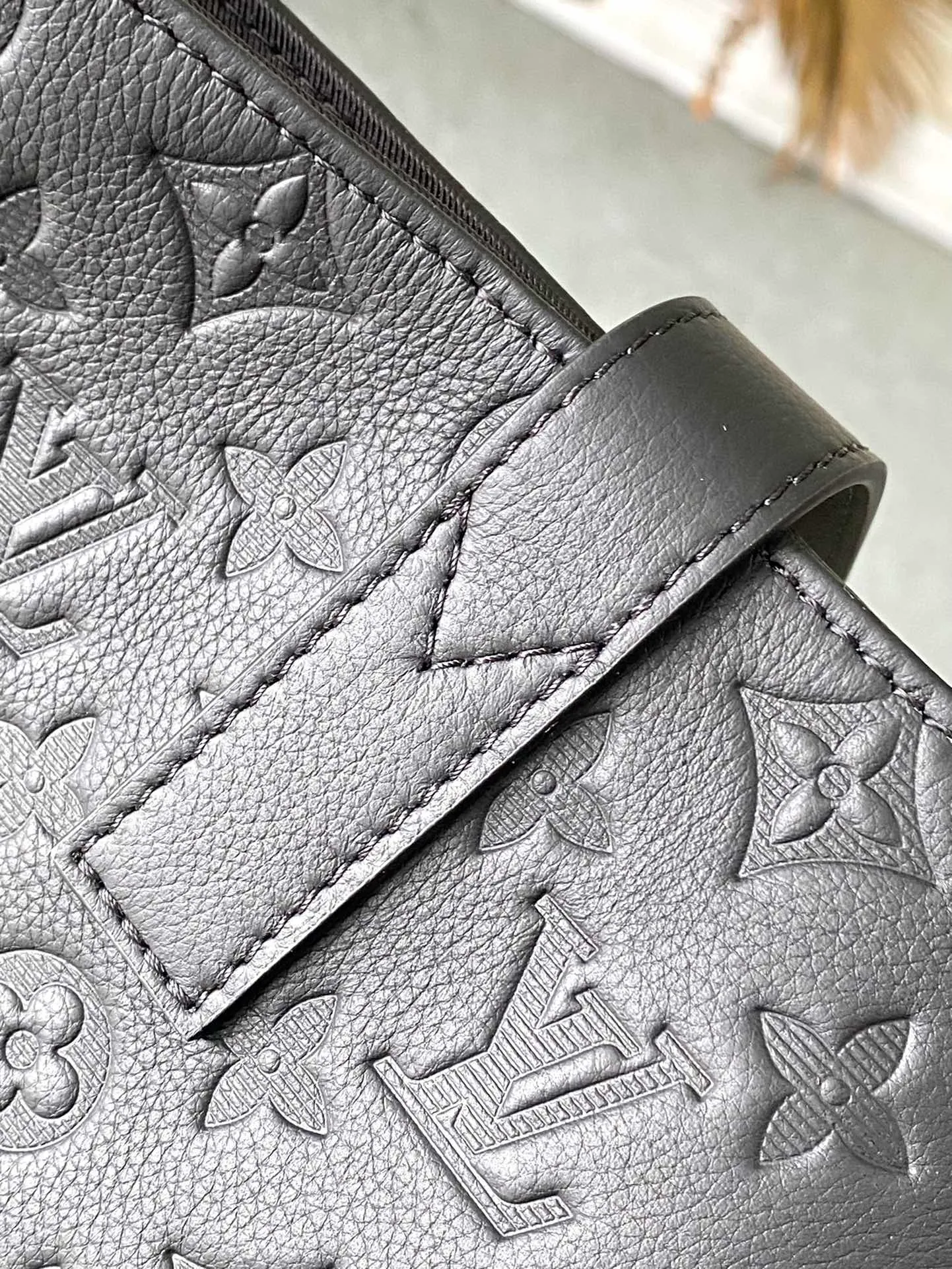 💰1060 (top layer leather) top quality original M24777 full leather. The lightweight structure of this Excursion handbag contains ample space to store laptops, chargers, notepads and other daily needs. The magnetic buckle at the top opens the main compartment, and the zippered outer pocket makes it easy to access frequently used items. It can be carried by hand or on the shoulder. Dimensions: 33 × 37 × 13 cm