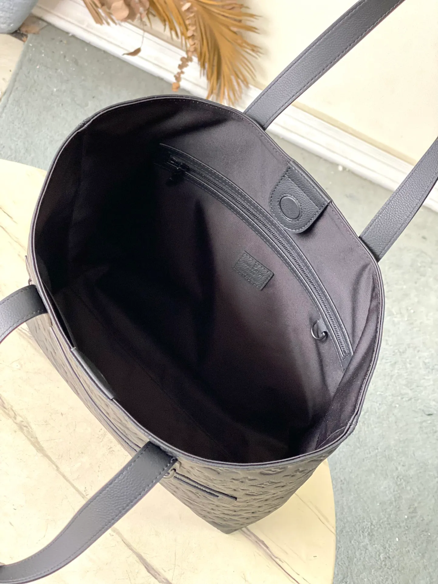 💰1060 (top layer leather) top quality original M24777 full leather. The lightweight structure of this Excursion handbag contains ample space to store laptops, chargers, notepads and other daily needs. The magnetic buckle at the top opens the main compartment, and the zippered outer pocket makes it easy to access frequently used items. It can be carried by hand or on the shoulder. Dimensions: 33 × 37 × 13 cm