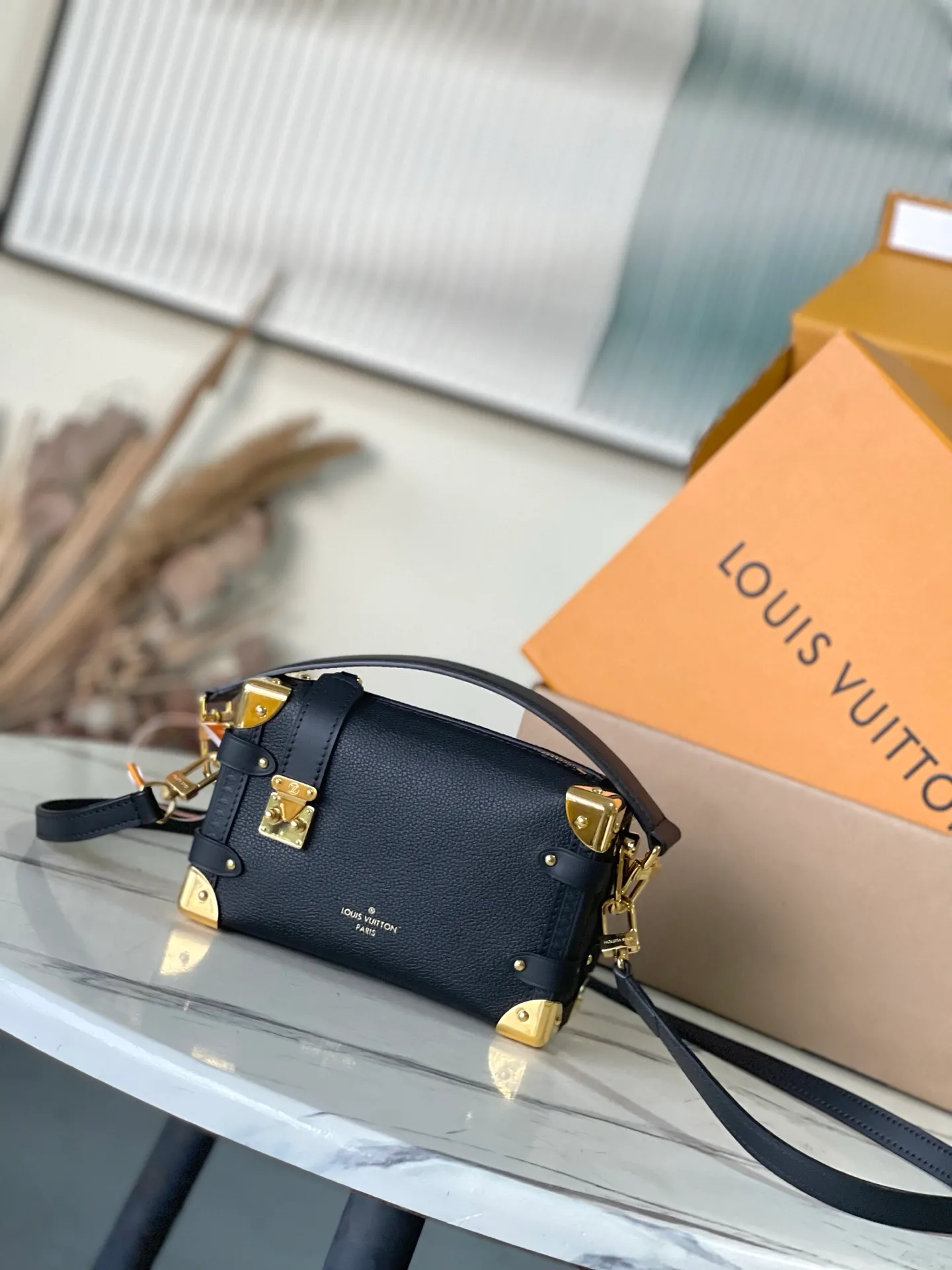 💰1200 (top-grain leather) Top original order M23817 This Side Trunk small handbag uses fine leather to set off the metallic luster of the S-lock buckle and hard-case style details, paying tribute to Louis Vuitton's trunk-making heritage. The exquisite design collects everything you need in an orderly manner, making it a perfect choice for day and night occasions. Dimensions: 19 × 12.5 × 7.5 cm