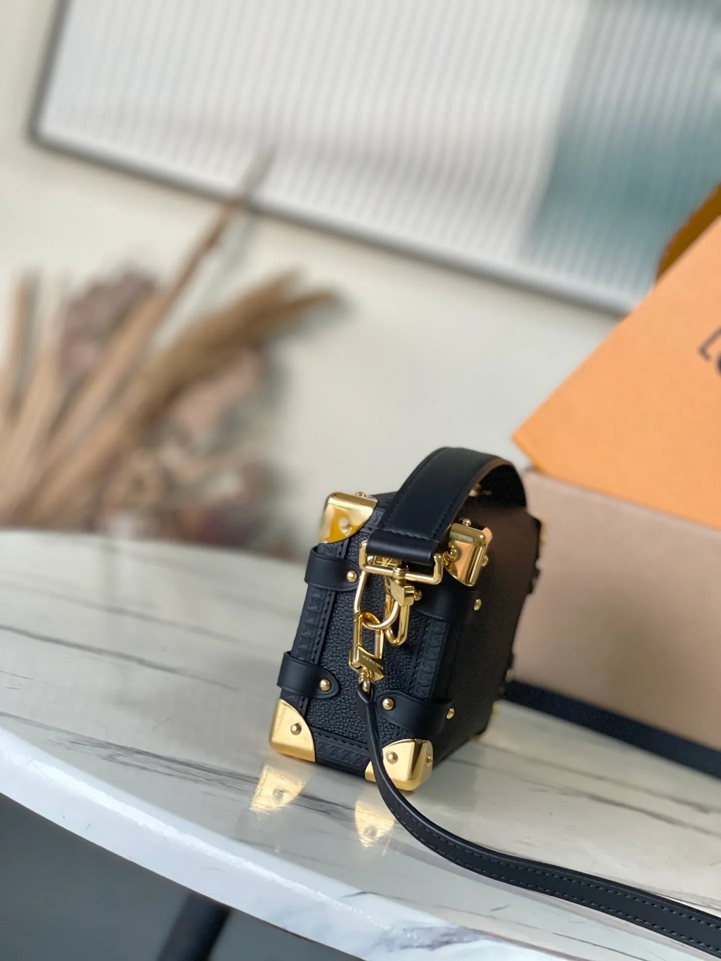 💰1200 (top-grain leather) Top original order M23817 This Side Trunk small handbag uses fine leather to set off the metallic luster of the S-lock buckle and hard-case style details, paying tribute to Louis Vuitton's trunk-making heritage. The exquisite design collects everything you need in an orderly manner, making it a perfect choice for day and night occasions. Dimensions: 19 × 12.5 × 7.5 cm
