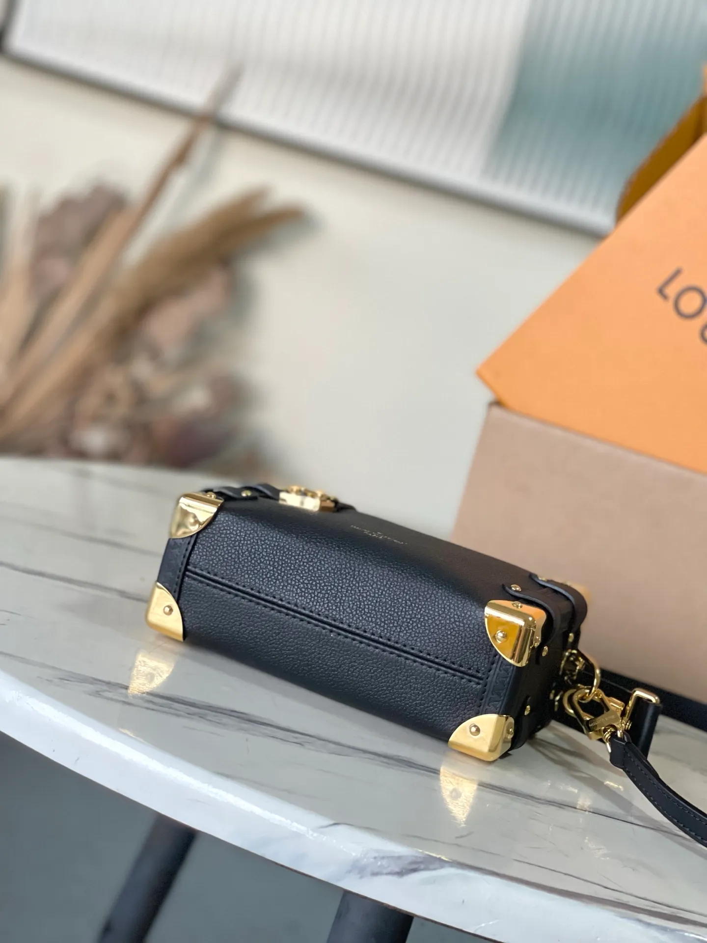 💰1200 (top-grain leather) Top original order M23817 This Side Trunk small handbag uses fine leather to set off the metallic luster of the S-lock buckle and hard-case style details, paying tribute to Louis Vuitton's trunk-making heritage. The exquisite design collects everything you need in an orderly manner, making it a perfect choice for day and night occasions. Dimensions: 19 × 12.5 × 7.5 cm