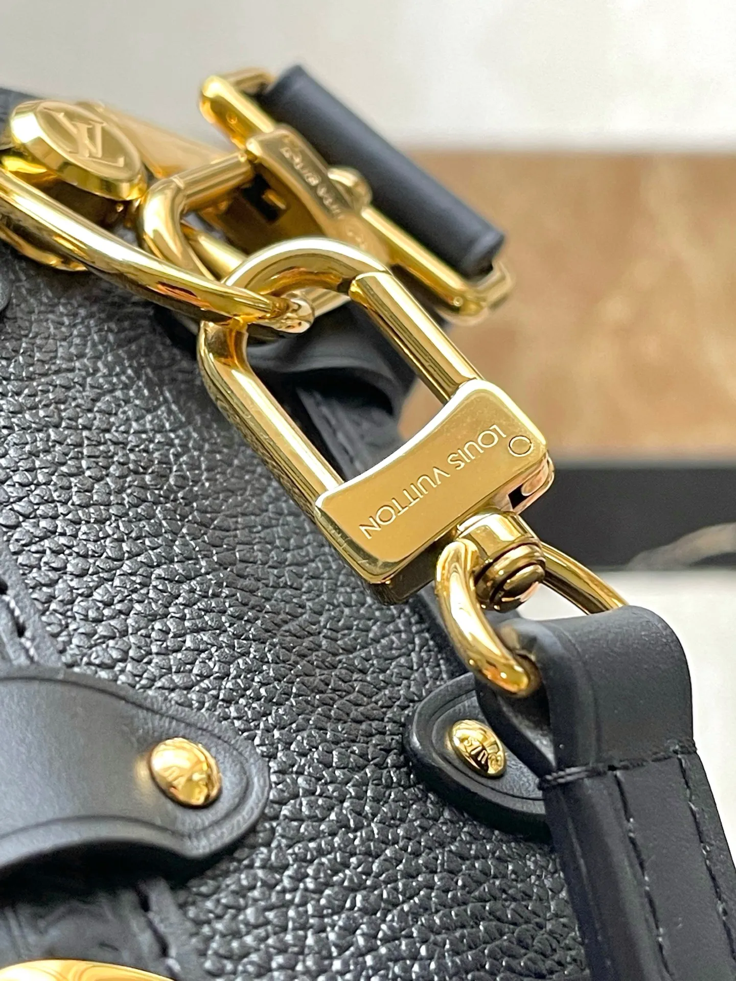 💰1200 (top-grain leather) Top original order M23817 This Side Trunk small handbag uses fine leather to set off the metallic luster of the S-lock buckle and hard-case style details, paying tribute to Louis Vuitton's trunk-making heritage. The exquisite design collects everything you need in an orderly manner, making it a perfect choice for day and night occasions. Dimensions: 19 × 12.5 × 7.5 cm