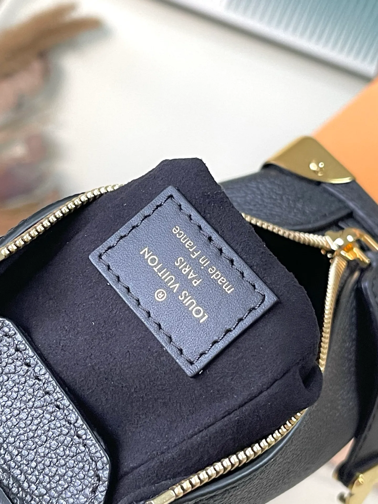 💰1200 (top-grain leather) Top original order M23817 This Side Trunk small handbag uses fine leather to set off the metallic luster of the S-lock buckle and hard-case style details, paying tribute to Louis Vuitton's trunk-making heritage. The exquisite design collects everything you need in an orderly manner, making it a perfect choice for day and night occasions. Dimensions: 19 × 12.5 × 7.5 cm