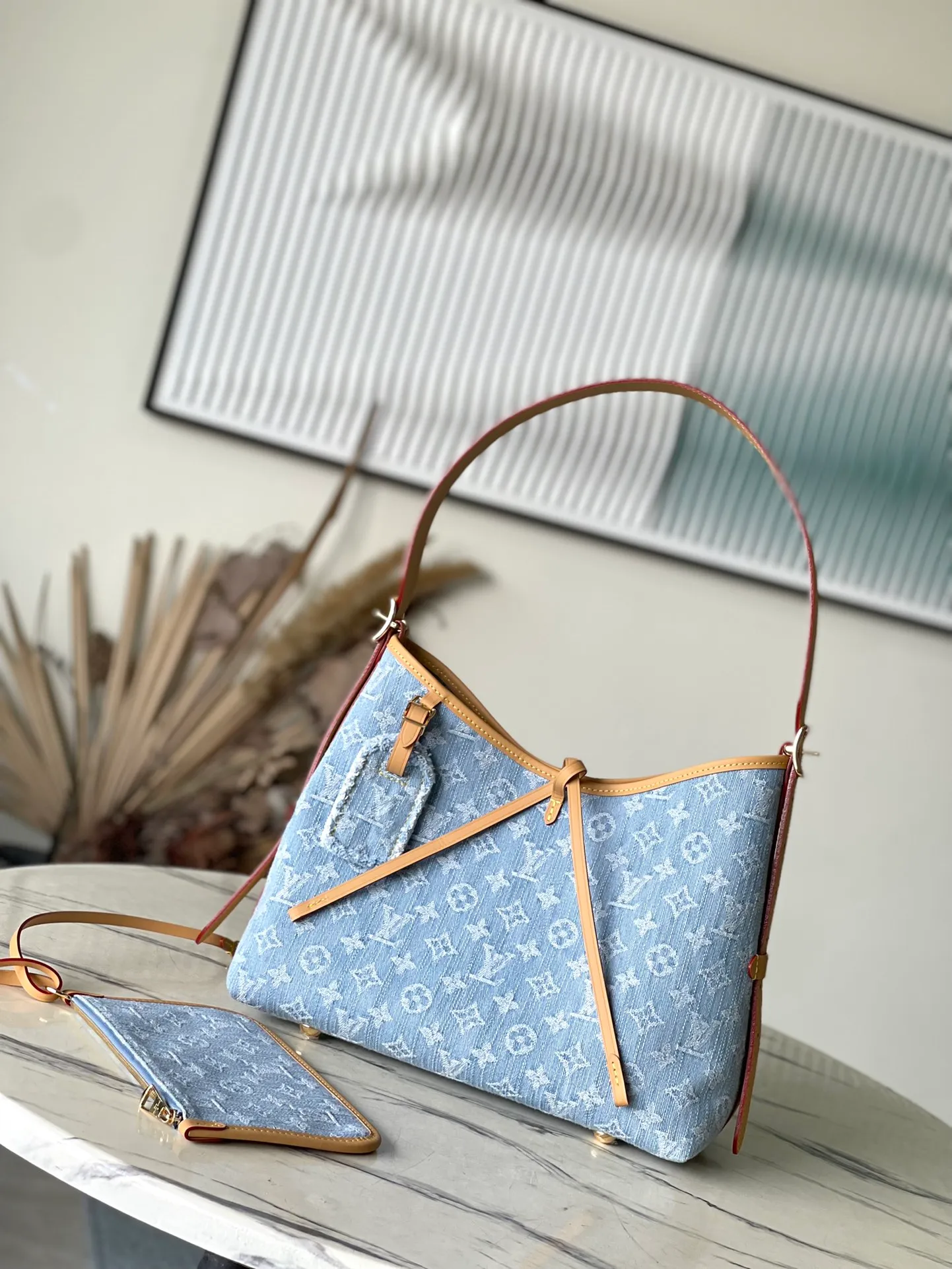 💰1040 Top original order M11462 This small carryall handbag comes from the LV By The Pool Gx series. It is made of Monogram Denim cotton to show the elegance of the sand-washed Monogram pattern. The inner bag and detachable clutch bag are rich in design, and the adjustable shoulder strap allows you to carry it by hand, shoulder or cross-body. Dimensions: 29 × 24 × 12 cm