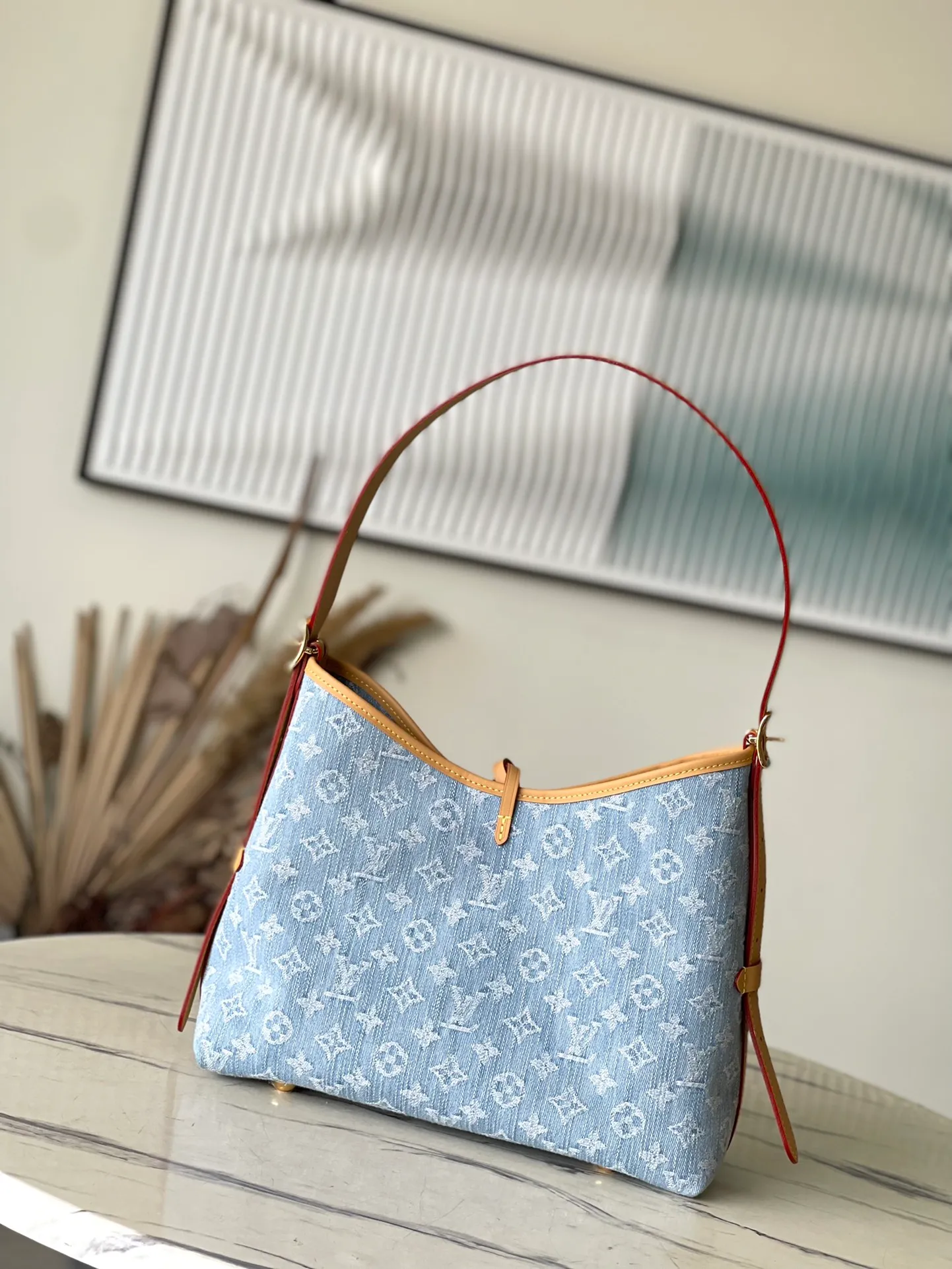 💰1040 Top original order M11462 This small carryall handbag comes from the LV By The Pool Gx series. It is made of Monogram Denim cotton to show the elegance of the sand-washed Monogram pattern. The inner bag and detachable clutch bag are rich in design, and the adjustable shoulder strap allows you to carry it by hand, shoulder or cross-body. Dimensions: 29 × 24 × 12 cm