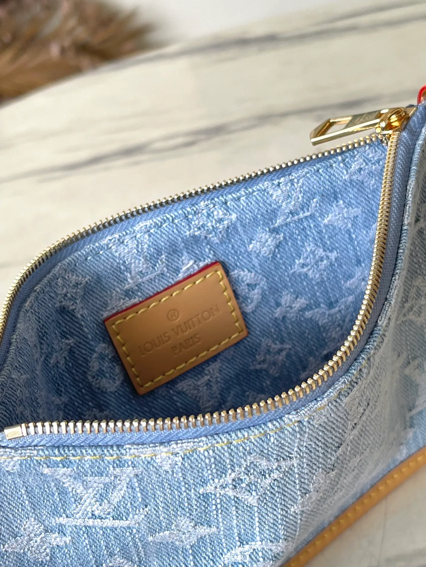 💰1040 Top original order M11462 This small carryall handbag comes from the LV By The Pool Gx series. It is made of Monogram Denim cotton to show the elegance of the sand-washed Monogram pattern. The inner bag and detachable clutch bag are rich in design, and the adjustable shoulder strap allows you to carry it by hand, shoulder or cross-body. Dimensions: 29 × 24 × 12 cm