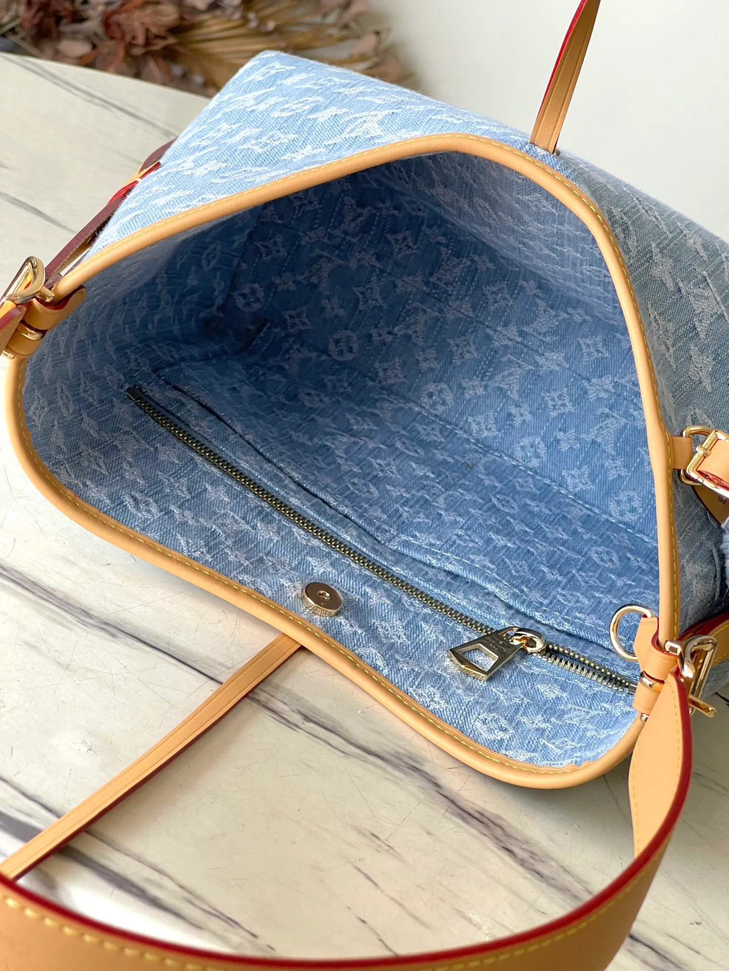 💰1040 Top original order M11462 This small carryall handbag comes from the LV By The Pool Gx series. It is made of Monogram Denim cotton to show the elegance of the sand-washed Monogram pattern. The inner bag and detachable clutch bag are rich in design, and the adjustable shoulder strap allows you to carry it by hand, shoulder or cross-body. Dimensions: 29 × 24 × 12 cm