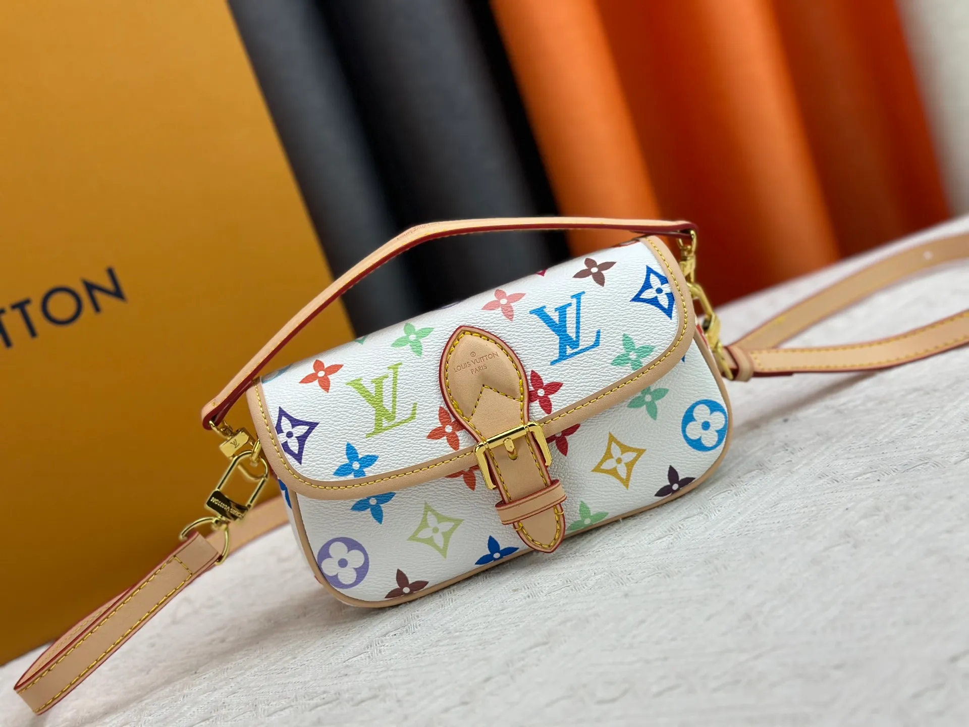 P200 Upgraded original M83566 M83300 M45985 Baguette bag series New Diane handbag The Diane satchel is made of Monogram Empreinte, made of the brand's iconic embossed leather. This versatile bag comes with a removable leather shoulder strap that can be worn over the shoulder or by hand, as well as a roomy removable jacquard crossbody bag with 'Louis Vuitton' printed strap. This versatile bag can be styled chic or sporty to match the overall style or mood. Dimensions: 19×10.5×6cm.