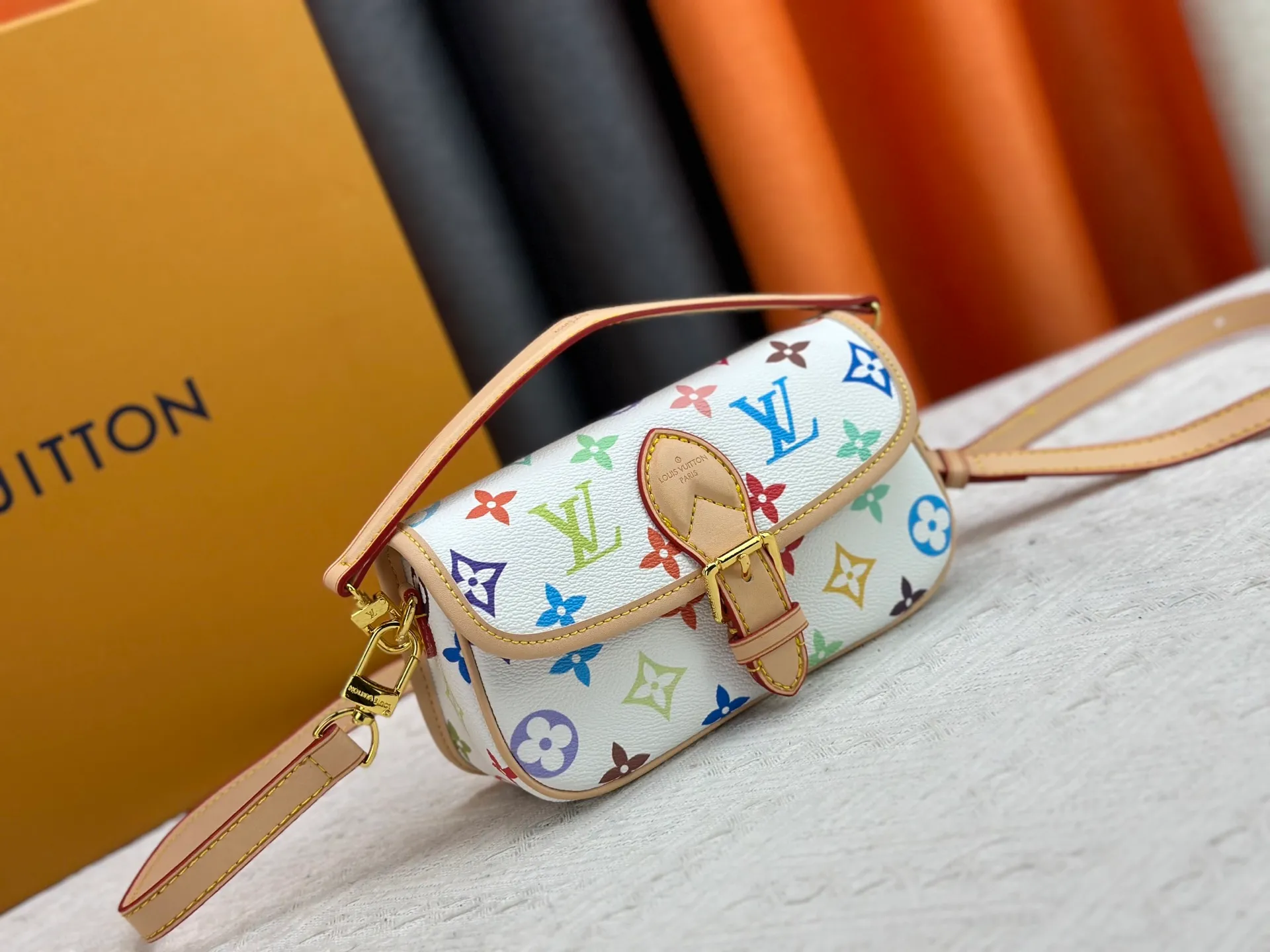 P200 Upgraded original M83566 M83300 M45985 Baguette bag series New Diane handbag The Diane satchel is made of Monogram Empreinte, made of the brand's iconic embossed leather. This versatile bag comes with a removable leather shoulder strap that can be worn over the shoulder or by hand, as well as a roomy removable jacquard crossbody bag with 'Louis Vuitton' printed strap. This versatile bag can be styled chic or sporty to match the overall style or mood. Dimensions: 19×10.5×6cm.