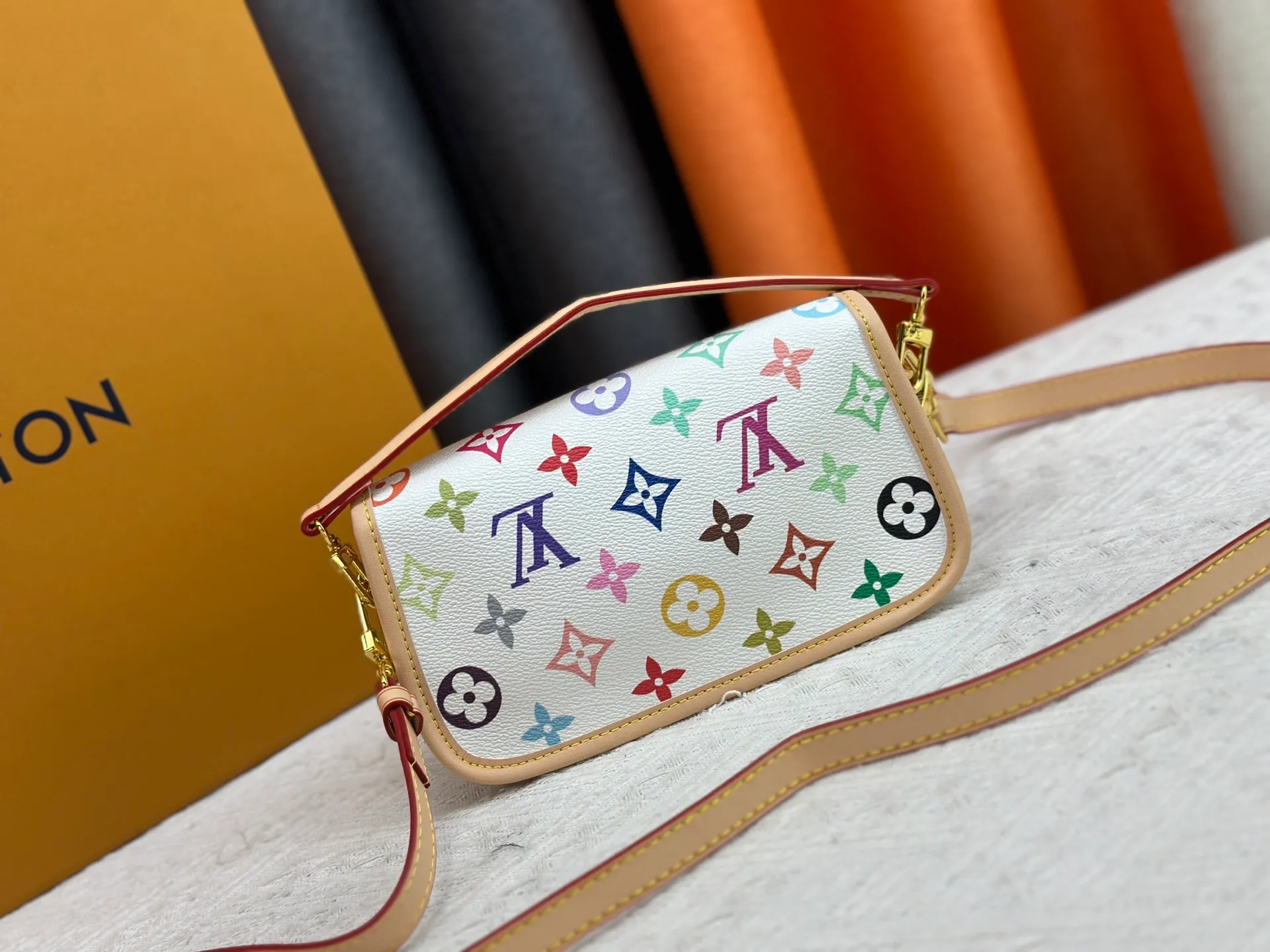P200 Upgraded original M83566 M83300 M45985 Baguette bag series New Diane handbag The Diane satchel is made of Monogram Empreinte, made of the brand's iconic embossed leather. This versatile bag comes with a removable leather shoulder strap that can be worn over the shoulder or by hand, as well as a roomy removable jacquard crossbody bag with 'Louis Vuitton' printed strap. This versatile bag can be styled chic or sporty to match the overall style or mood. Dimensions: 19×10.5×6cm.