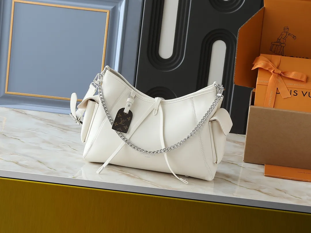 💰260💰Upgraded from the original M25143 M24861 M12583 M12579 M12919 M13105 This small CarryAll Cargo handbag is made of soft sheep leather with a fashionable micro-wrinkle effect, and is paired with polished metal parts and a lazy configuration on a deep background, making it a perfect choice for day and night occasions. The detachable shoulder strap and chain strap allow for a variety of styling possibilities. Dimensions: 23 x 15 x 33.5 cm (H x W x Length)
