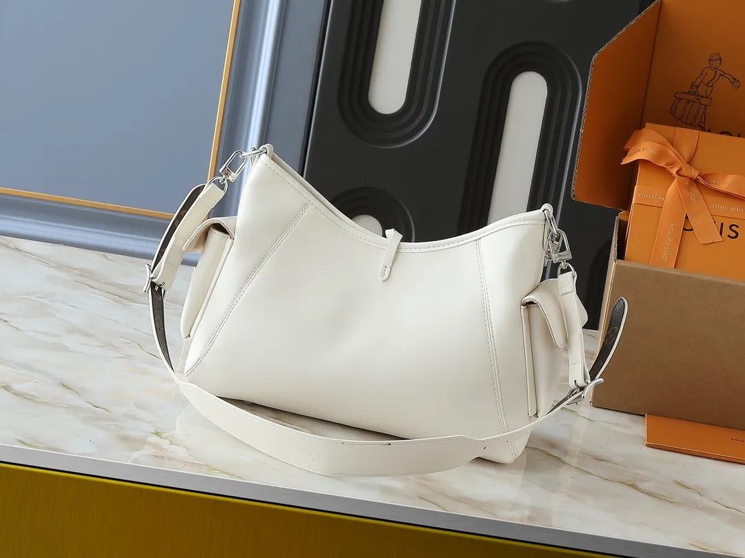 💰260💰Upgraded from the original M25143 M24861 M12583 M12579 M12919 M13105 This small CarryAll Cargo handbag is made of soft sheep leather with a fashionable micro-wrinkle effect, and is paired with polished metal parts and a lazy configuration on a deep background, making it a perfect choice for day and night occasions. The detachable shoulder strap and chain strap allow for a variety of styling possibilities. Dimensions: 23 x 15 x 33.5 cm (H x W x Length)