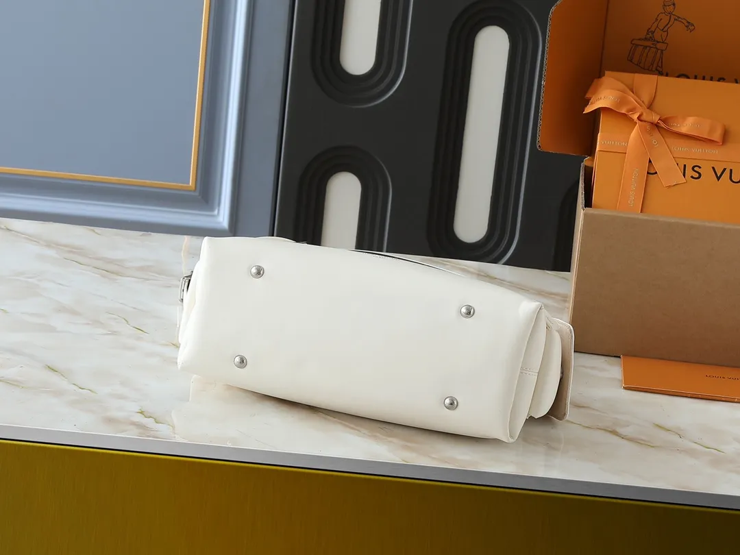 💰260💰Upgraded from the original M25143 M24861 M12583 M12579 M12919 M13105 This small CarryAll Cargo handbag is made of soft sheep leather with a fashionable micro-wrinkle effect, and is paired with polished metal parts and a lazy configuration on a deep background, making it a perfect choice for day and night occasions. The detachable shoulder strap and chain strap allow for a variety of styling possibilities. Dimensions: 23 x 15 x 33.5 cm (H x W x Length)