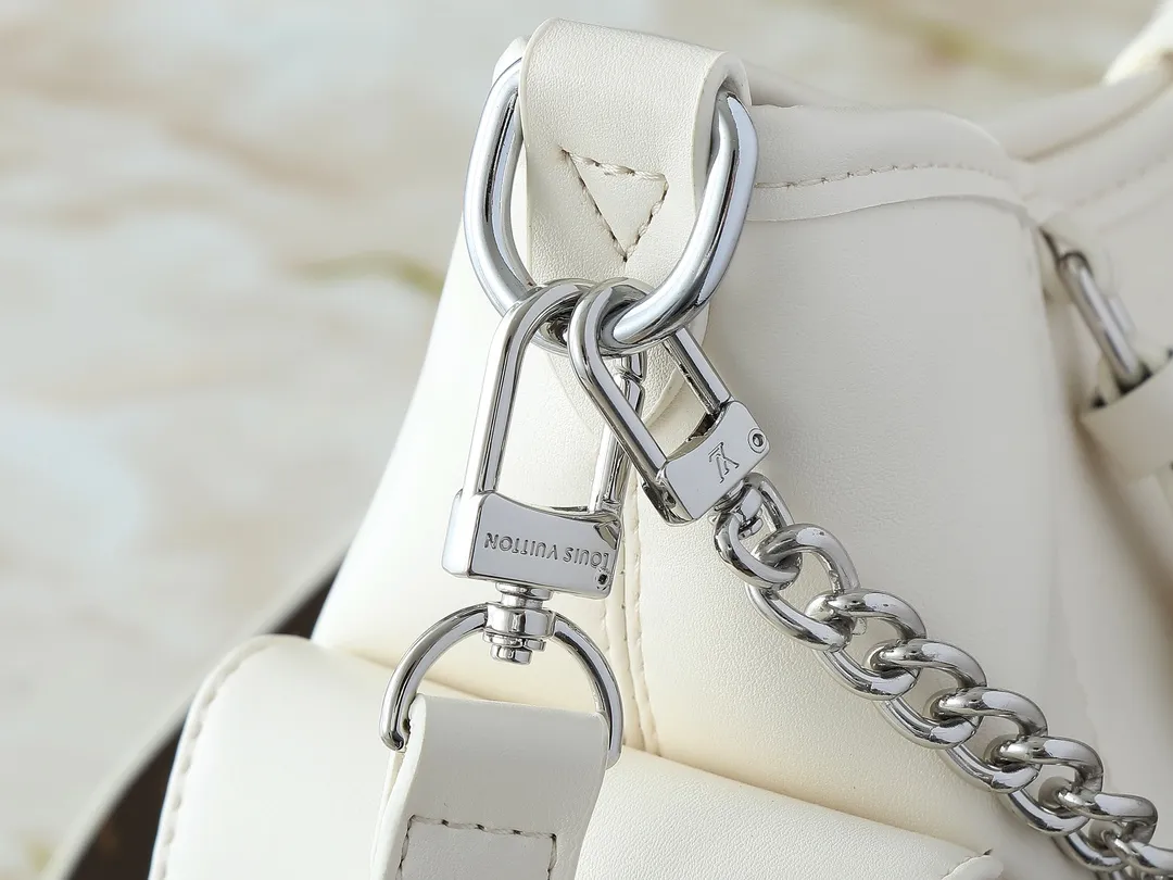 💰260💰Upgraded from the original M25143 M24861 M12583 M12579 M12919 M13105 This small CarryAll Cargo handbag is made of soft sheep leather with a fashionable micro-wrinkle effect, and is paired with polished metal parts and a lazy configuration on a deep background, making it a perfect choice for day and night occasions. The detachable shoulder strap and chain strap allow for a variety of styling possibilities. Dimensions: 23 x 15 x 33.5 cm (H x W x Length)
