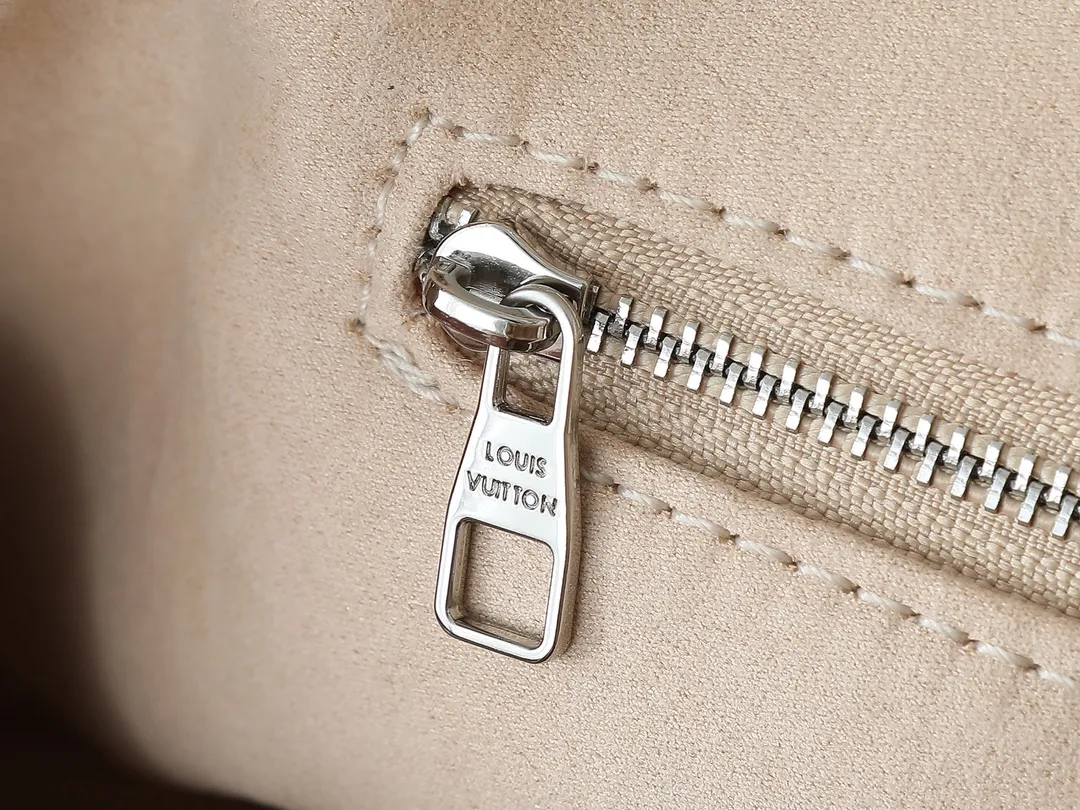 💰260💰Upgraded from the original M25143 M24861 M12583 M12579 M12919 M13105 This small CarryAll Cargo handbag is made of soft sheep leather with a fashionable micro-wrinkle effect, and is paired with polished metal parts and a lazy configuration on a deep background, making it a perfect choice for day and night occasions. The detachable shoulder strap and chain strap allow for a variety of styling possibilities. Dimensions: 23 x 15 x 33.5 cm (H x W x Length)