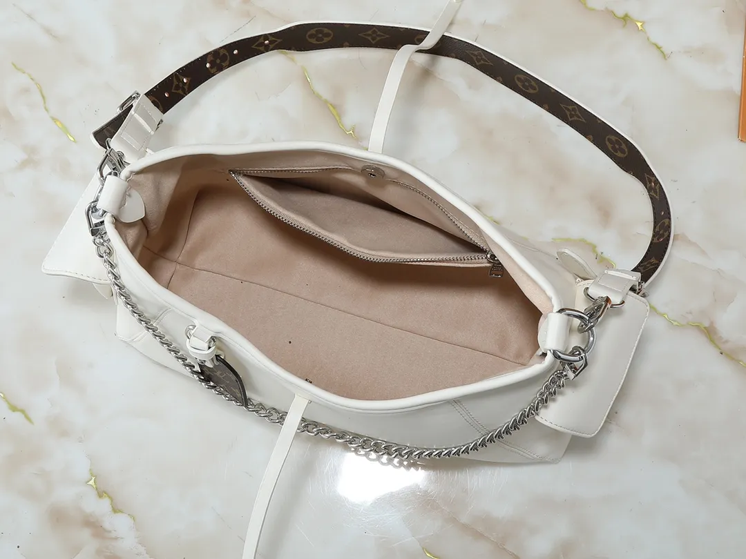 💰260💰Upgraded from the original M25143 M24861 M12583 M12579 M12919 M13105 This small CarryAll Cargo handbag is made of soft sheep leather with a fashionable micro-wrinkle effect, and is paired with polished metal parts and a lazy configuration on a deep background, making it a perfect choice for day and night occasions. The detachable shoulder strap and chain strap allow for a variety of styling possibilities. Dimensions: 23 x 15 x 33.5 cm (H x W x Length)