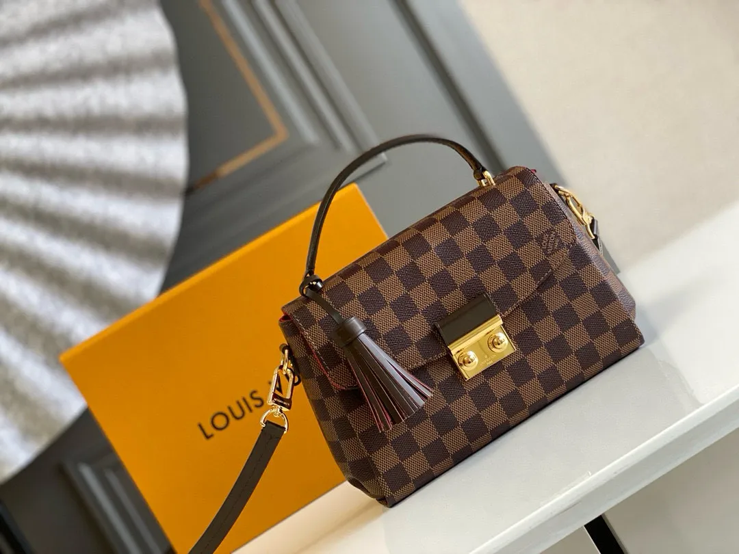 💰800 Top Original N53000 CROISETTE Handbag This compact, fashionable and casual Croisette handbag has exquisite details and complete functions, enough to become your new favorite. Removable tassels add a playful touch to the elegant design. Versatile, it can be handheld, carried on the shoulder, or carried cross-body. Detailed features 25 x 17 x 9.5 cm (Length x Height x Width) Damier Ebene checkerboard canvas exterior Natural cowhide leather trim Gold-tone metal hardware Flap and buckle closure Removable tassel in natural cowhide leather Flat inner pocket Shoulder strap: removable, not adjustable Half-length strap: 56.0 cm Handle: Single handle