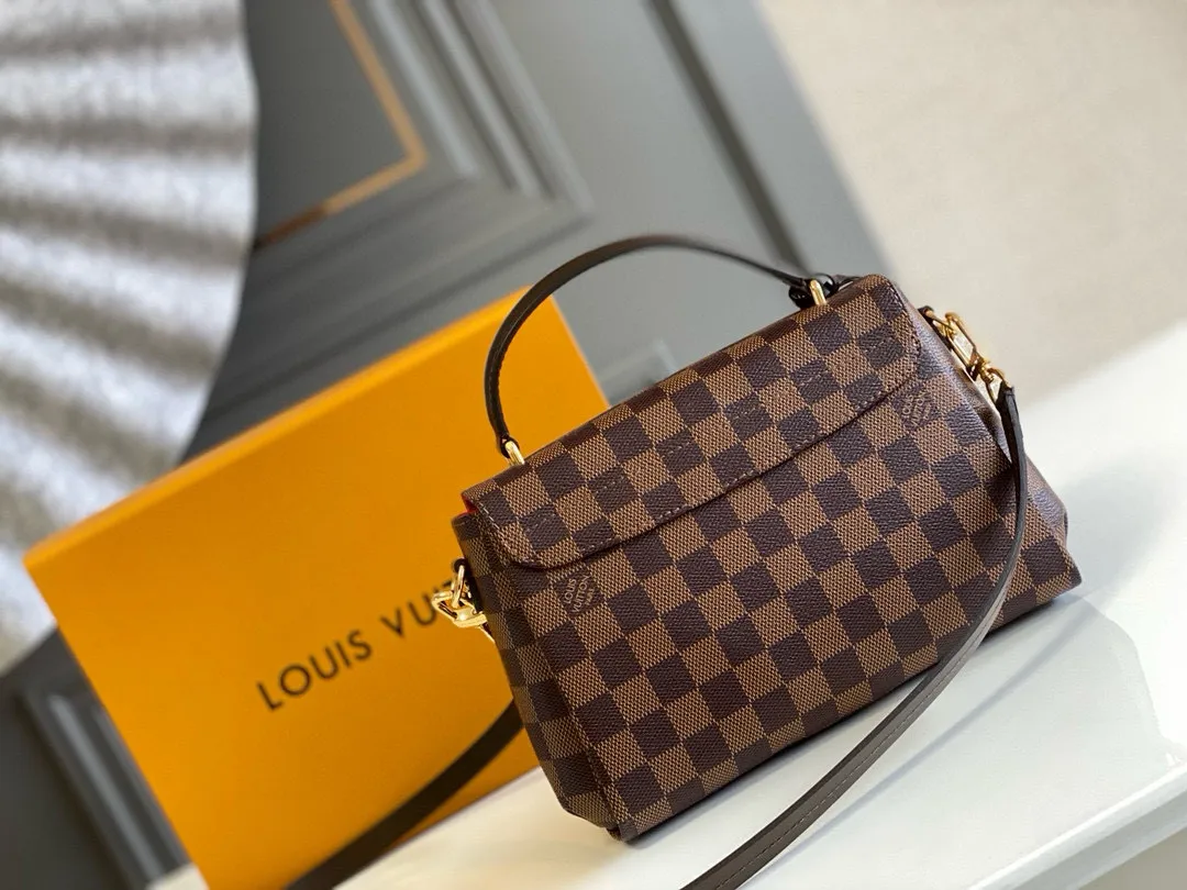 💰800 Top Original N53000 CROISETTE Handbag This compact, fashionable and casual Croisette handbag has exquisite details and complete functions, enough to become your new favorite. Removable tassels add a playful touch to the elegant design. Versatile, it can be handheld, carried on the shoulder, or carried cross-body. Detailed features 25 x 17 x 9.5 cm (Length x Height x Width) Damier Ebene checkerboard canvas exterior Natural cowhide leather trim Gold-tone metal hardware Flap and buckle closure Removable tassel in natural cowhide leather Flat inner pocket Shoulder strap: removable, not adjustable Half-length strap: 56.0 cm Handle: Single handle