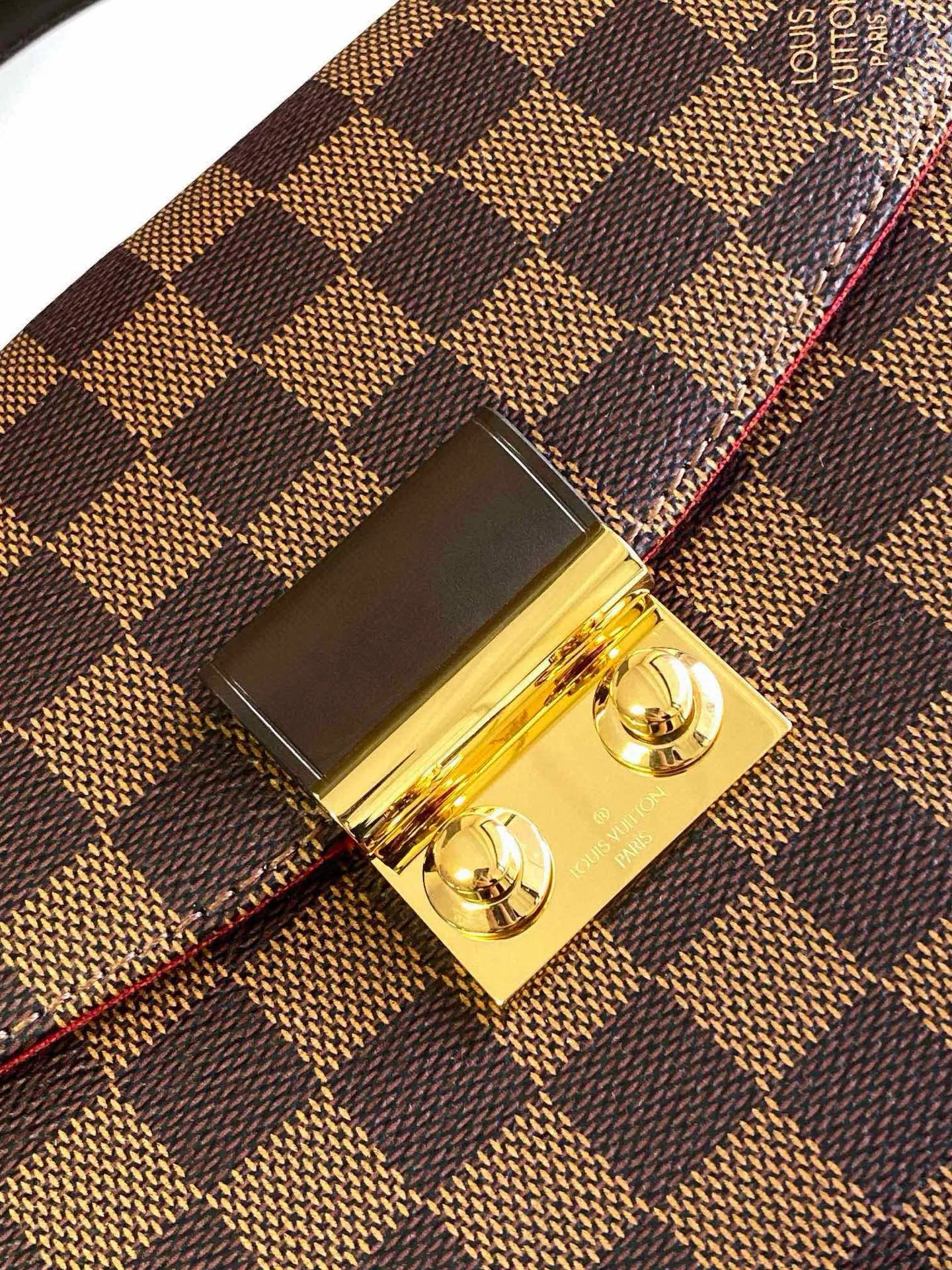 💰800 Top Original N53000 CROISETTE Handbag This compact, fashionable and casual Croisette handbag has exquisite details and complete functions, enough to become your new favorite. Removable tassels add a playful touch to the elegant design. Versatile, it can be handheld, carried on the shoulder, or carried cross-body. Detailed features 25 x 17 x 9.5 cm (Length x Height x Width) Damier Ebene checkerboard canvas exterior Natural cowhide leather trim Gold-tone metal hardware Flap and buckle closure Removable tassel in natural cowhide leather Flat inner pocket Shoulder strap: removable, not adjustable Half-length strap: 56.0 cm Handle: Single handle