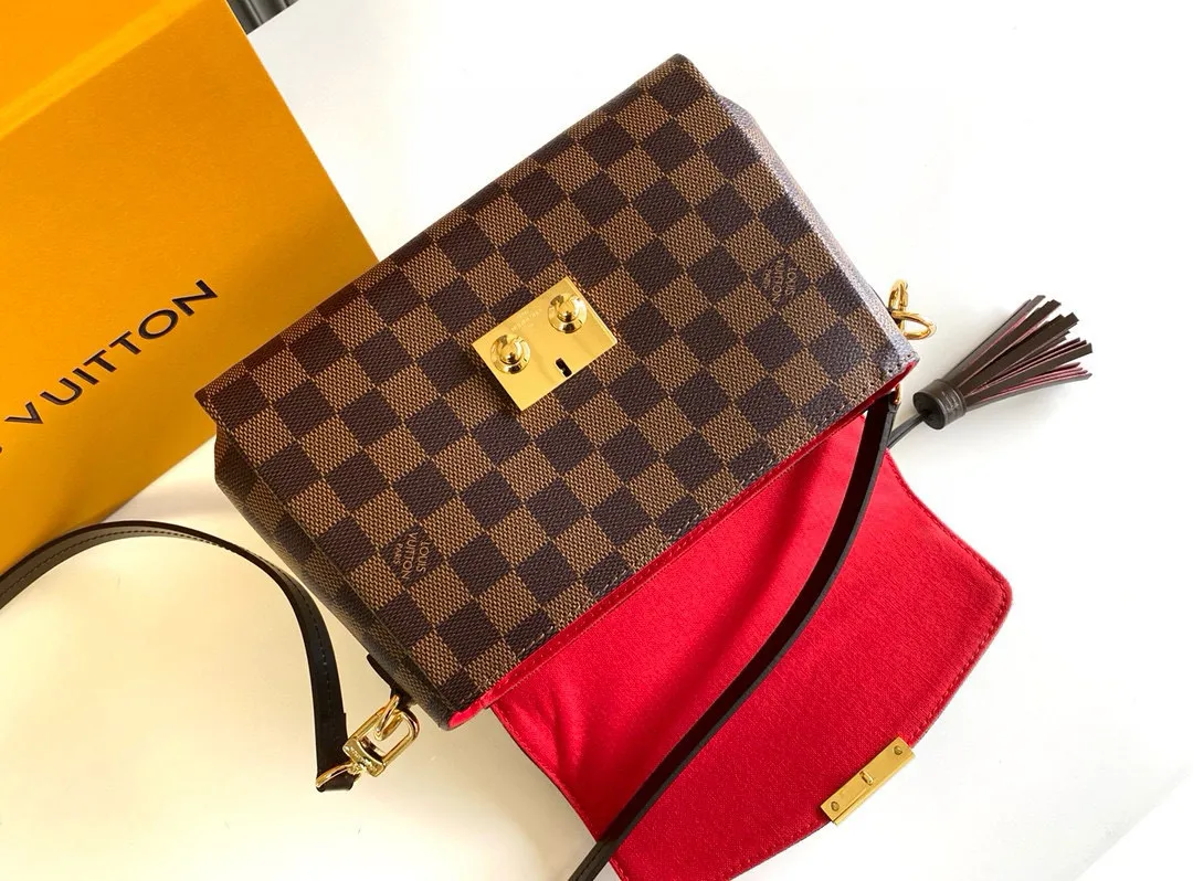 💰800 Top Original N53000 CROISETTE Handbag This compact, fashionable and casual Croisette handbag has exquisite details and complete functions, enough to become your new favorite. Removable tassels add a playful touch to the elegant design. Versatile, it can be handheld, carried on the shoulder, or carried cross-body. Detailed features 25 x 17 x 9.5 cm (Length x Height x Width) Damier Ebene checkerboard canvas exterior Natural cowhide leather trim Gold-tone metal hardware Flap and buckle closure Removable tassel in natural cowhide leather Flat inner pocket Shoulder strap: removable, not adjustable Half-length strap: 56.0 cm Handle: Single handle