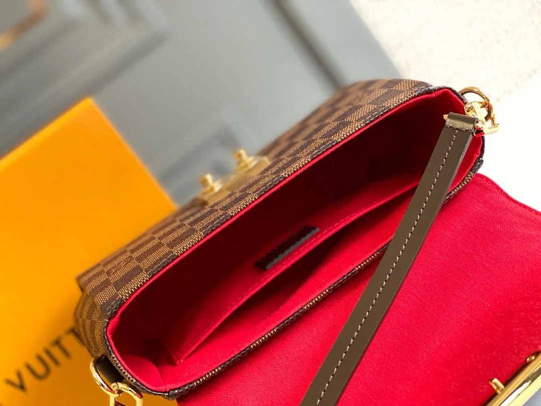💰800 Top Original N53000 CROISETTE Handbag This compact, fashionable and casual Croisette handbag has exquisite details and complete functions, enough to become your new favorite. Removable tassels add a playful touch to the elegant design. Versatile, it can be handheld, carried on the shoulder, or carried cross-body. Detailed features 25 x 17 x 9.5 cm (Length x Height x Width) Damier Ebene checkerboard canvas exterior Natural cowhide leather trim Gold-tone metal hardware Flap and buckle closure Removable tassel in natural cowhide leather Flat inner pocket Shoulder strap: removable, not adjustable Half-length strap: 56.0 cm Handle: Single handle