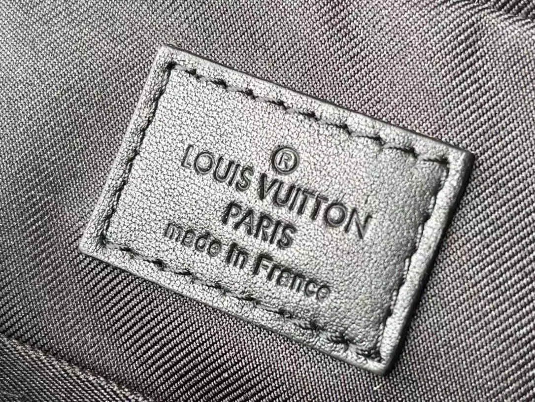 💰720 Top original M69443 Trio messenger bag is made of Monogram Eclipse canvas and Monogram Eclipse Reverse canvas. A signature tonal gray pattern accentuates the lines of this versatile, modular design. In addition to the functions of a traditional cross-body bag, it also comes with a removable zipper bag and a coin purse attached to the strap. Dimensions: 25 x 18.5 x 7 cm