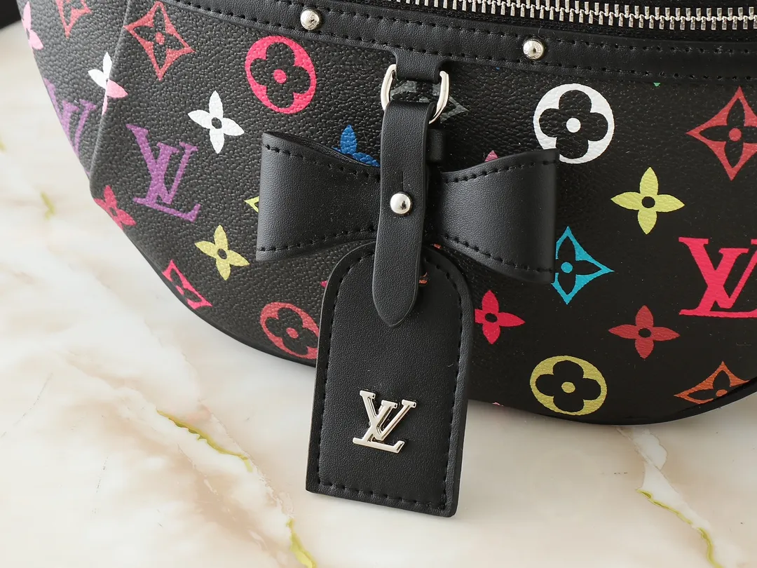 💰260💰Upgraded from the original M13660 [HIGH RISE waist bag] M46784 M43644 (Sancai-Takashi Murakami) High Rise LT waist bag is made of soft Monogram coated canvas to create a close-fitting configuration. The thin design can be placed inside the jacket. The cowhide leather has a detachable name tag and can be tied with a fabric shoulder strap for a sporty look. Dimensions: 16 x 8 x 38 cm