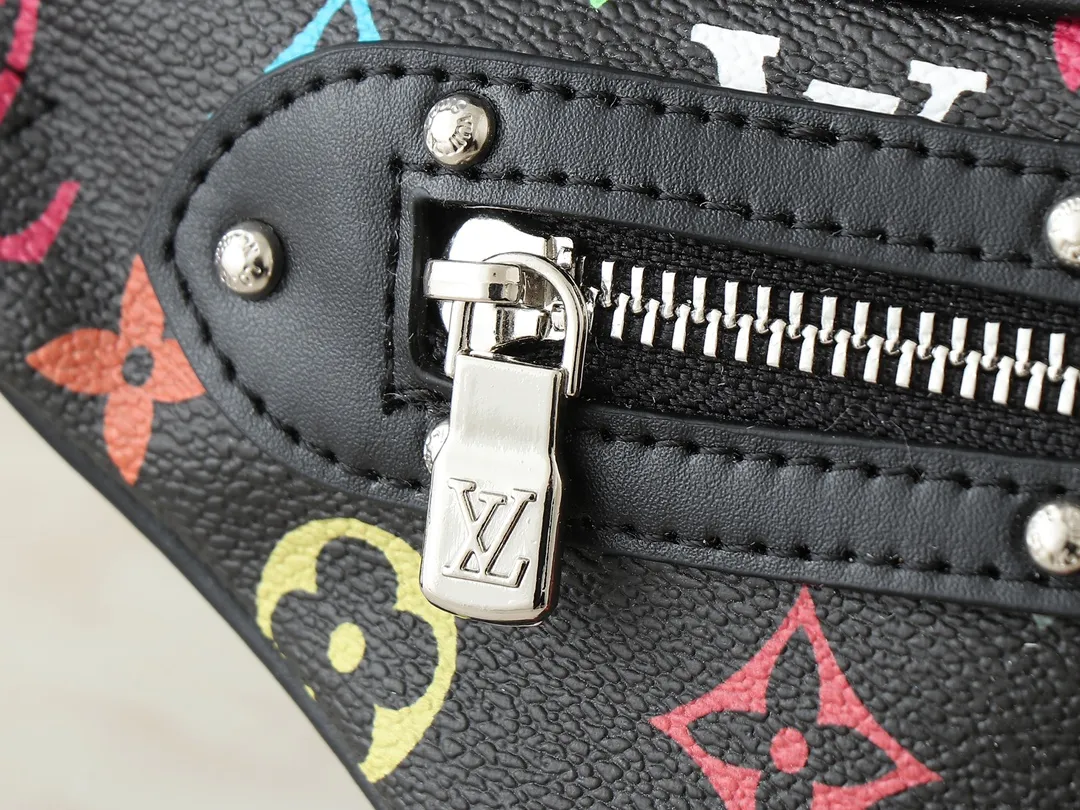 💰260💰Upgraded from the original M13660 [HIGH RISE waist bag] M46784 M43644 (Sancai-Takashi Murakami) High Rise LT waist bag is made of soft Monogram coated canvas to create a close-fitting configuration. The thin design can be placed inside the jacket. The cowhide leather has a detachable name tag and can be tied with a fabric shoulder strap for a sporty look. Dimensions: 16 x 8 x 38 cm