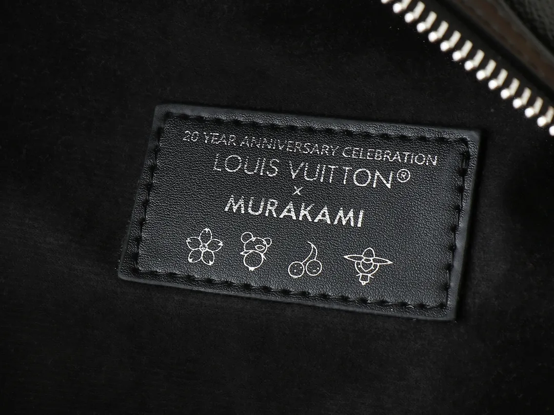 💰260💰Upgraded from the original M13660 [HIGH RISE waist bag] M46784 M43644 (Sancai-Takashi Murakami) High Rise LT waist bag is made of soft Monogram coated canvas to create a close-fitting configuration. The thin design can be placed inside the jacket. The cowhide leather has a detachable name tag and can be tied with a fabric shoulder strap for a sporty look. Dimensions: 16 x 8 x 38 cm