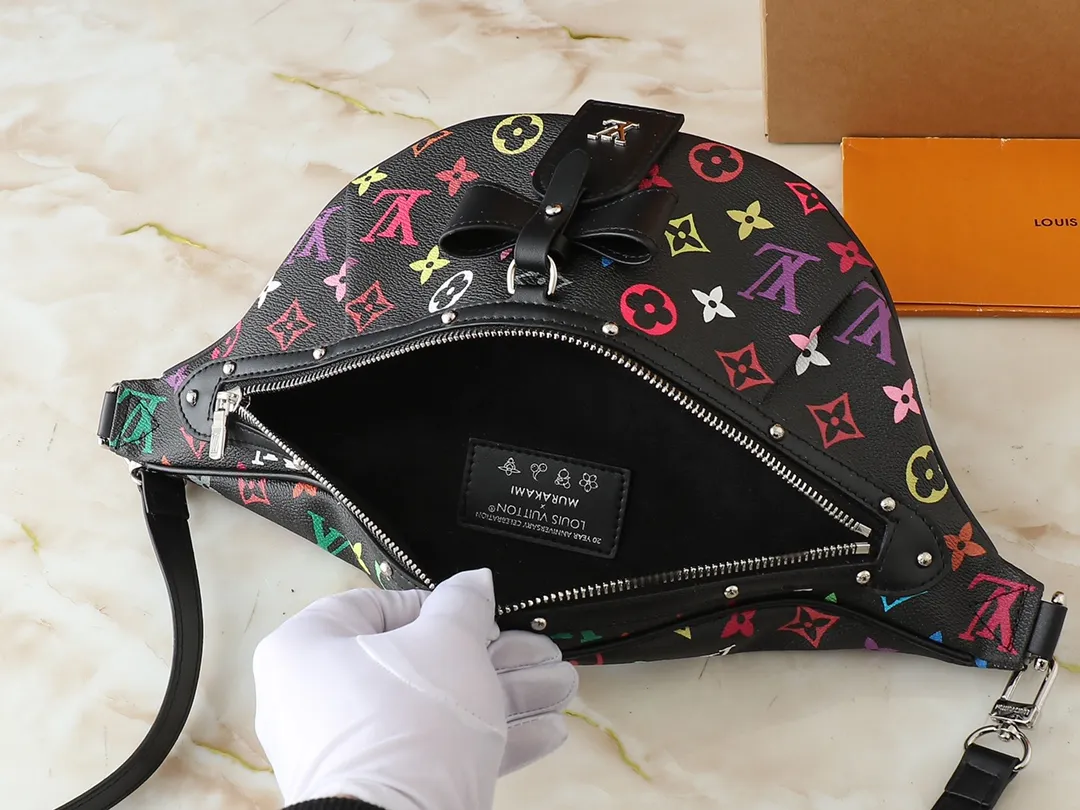 💰260💰Upgraded from the original M13660 [HIGH RISE waist bag] M46784 M43644 (Sancai-Takashi Murakami) High Rise LT waist bag is made of soft Monogram coated canvas to create a close-fitting configuration. The thin design can be placed inside the jacket. The cowhide leather has a detachable name tag and can be tied with a fabric shoulder strap for a sporty look. Dimensions: 16 x 8 x 38 cm