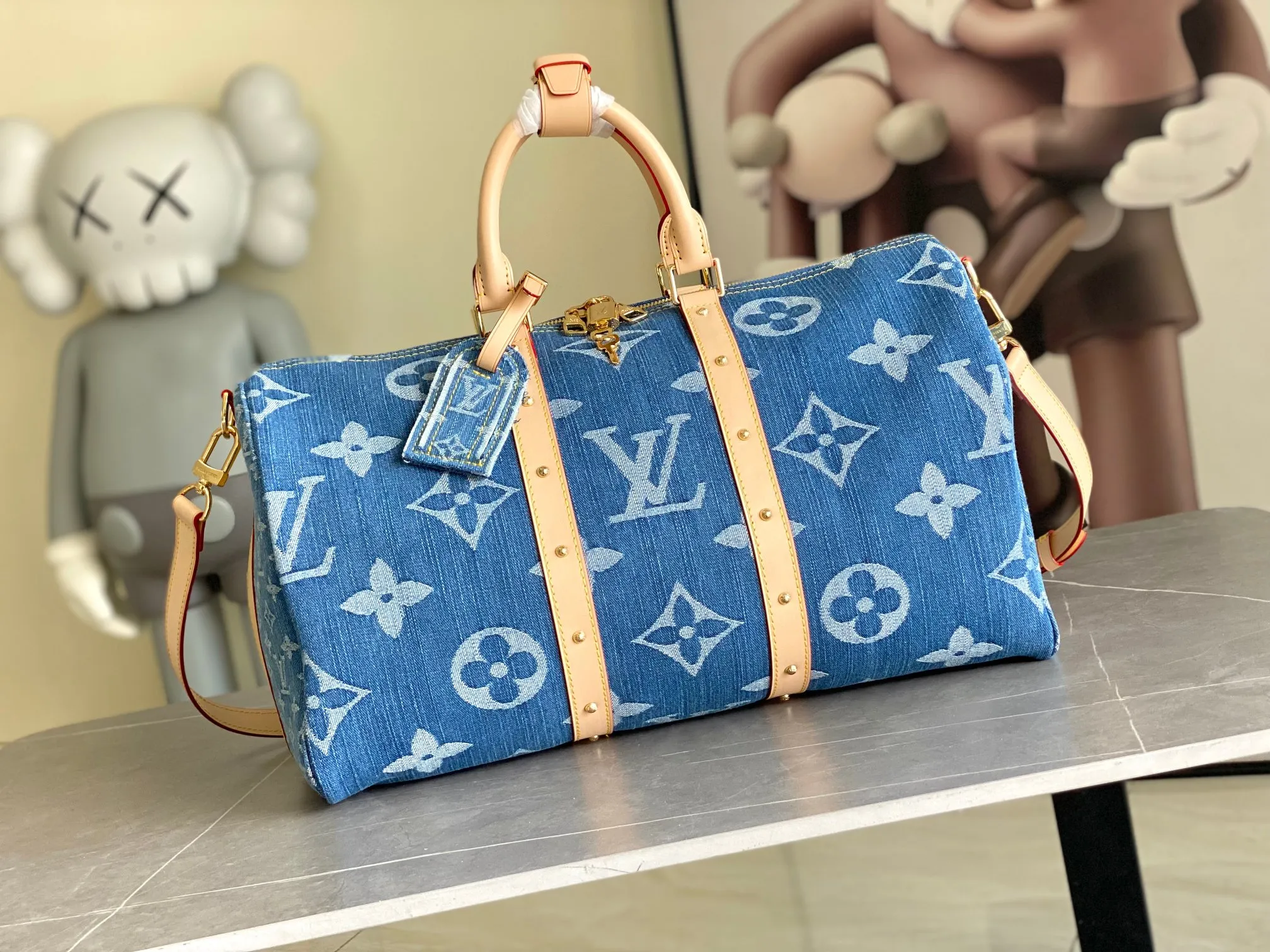💰1360 Top original transcoding chip M24315 KEEPALL 50 travel bag (with shoulder strap) 50cm, denim series The Keepall series, launched in 1924, is the modern ancestor of handbags. It has a soft texture and a roomy interior. It's made from Monogram canvas and has a double zip closure and a removable name tag. Dimensions: 50 x 29 x 22 cm