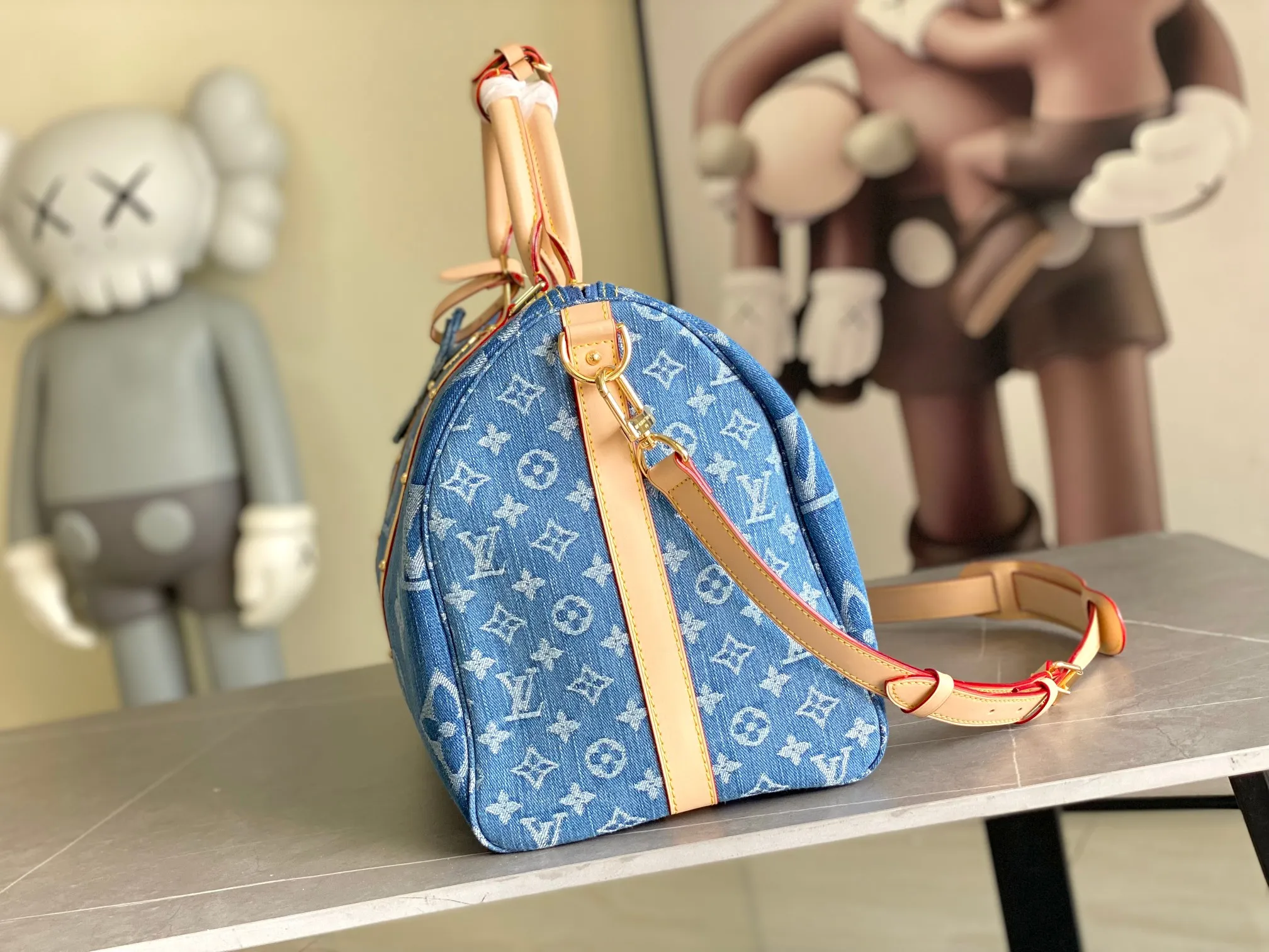 💰1360 Top original transcoding chip M24315 KEEPALL 50 travel bag (with shoulder strap) 50cm, denim series The Keepall series, launched in 1924, is the modern ancestor of handbags. It has a soft texture and a roomy interior. It's made from Monogram canvas and has a double zip closure and a removable name tag. Dimensions: 50 x 29 x 22 cm