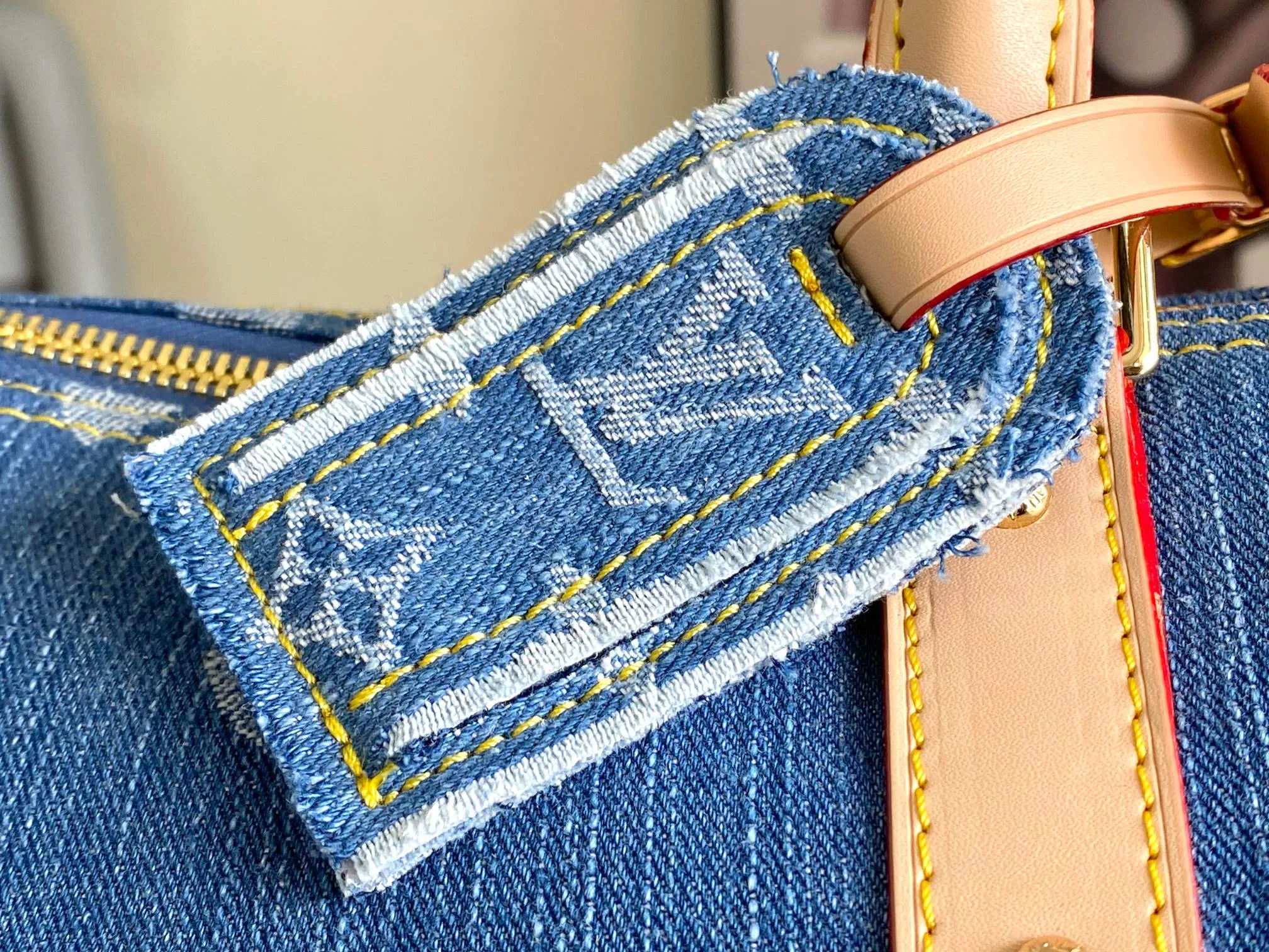 💰1360 Top original transcoding chip M24315 KEEPALL 50 travel bag (with shoulder strap) 50cm, denim series The Keepall series, launched in 1924, is the modern ancestor of handbags. It has a soft texture and a roomy interior. It's made from Monogram canvas and has a double zip closure and a removable name tag. Dimensions: 50 x 29 x 22 cm