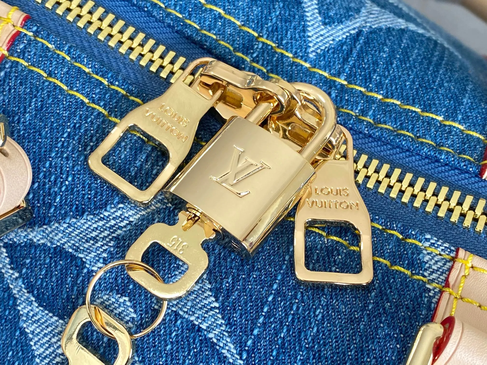 💰1360 Top original transcoding chip M24315 KEEPALL 50 travel bag (with shoulder strap) 50cm, denim series The Keepall series, launched in 1924, is the modern ancestor of handbags. It has a soft texture and a roomy interior. It's made from Monogram canvas and has a double zip closure and a removable name tag. Dimensions: 50 x 29 x 22 cm