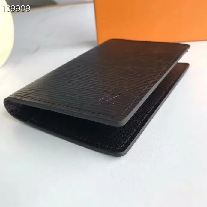 P100lv Wallet Coin Clip M60181 A must-have accessory for modern travelers, this coated canvas passport cover combines fashion and practicality. Equipped with four credit card slots and two convenient pockets for quick access to your passport. Dimensions: 10.0 x 14.0 x 2.5 cm ~