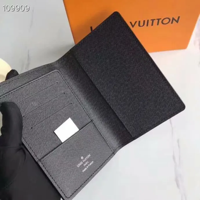 P100lv Wallet Coin Clip M60181 A must-have accessory for modern travelers, this coated canvas passport cover combines fashion and practicality. Equipped with four credit card slots and two convenient pockets for quick access to your passport. Dimensions: 10.0 x 14.0 x 2.5 cm ~