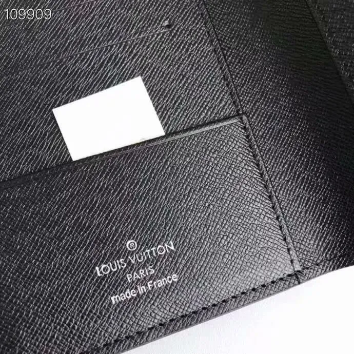 P100lv Wallet Coin Clip M60181 A must-have accessory for modern travelers, this coated canvas passport cover combines fashion and practicality. Equipped with four credit card slots and two convenient pockets for quick access to your passport. Dimensions: 10.0 x 14.0 x 2.5 cm ~